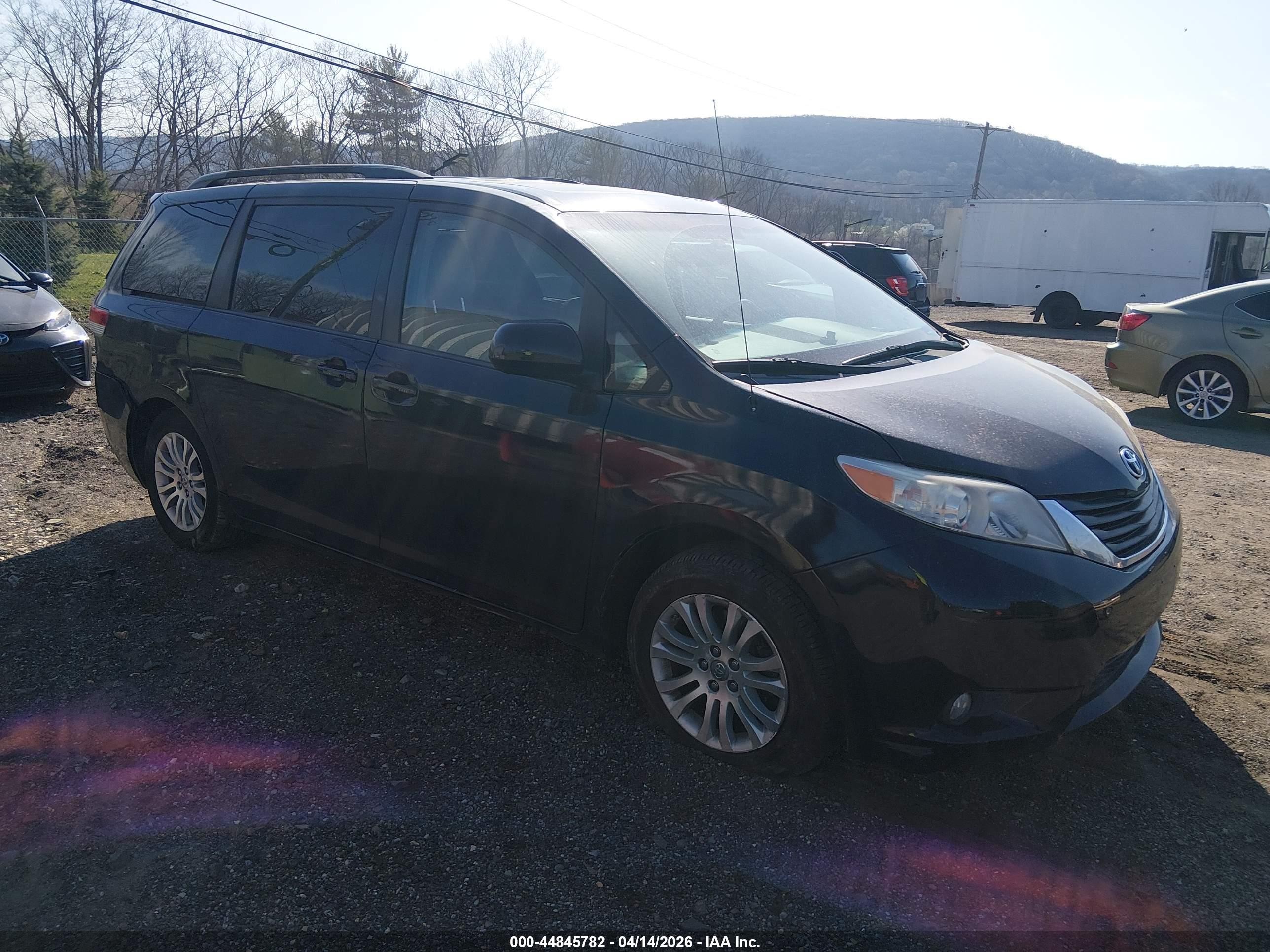 2013 Toyota Sienna Xle V6 8 Passenger Черный vin: 5TDYK3DC5DS359575