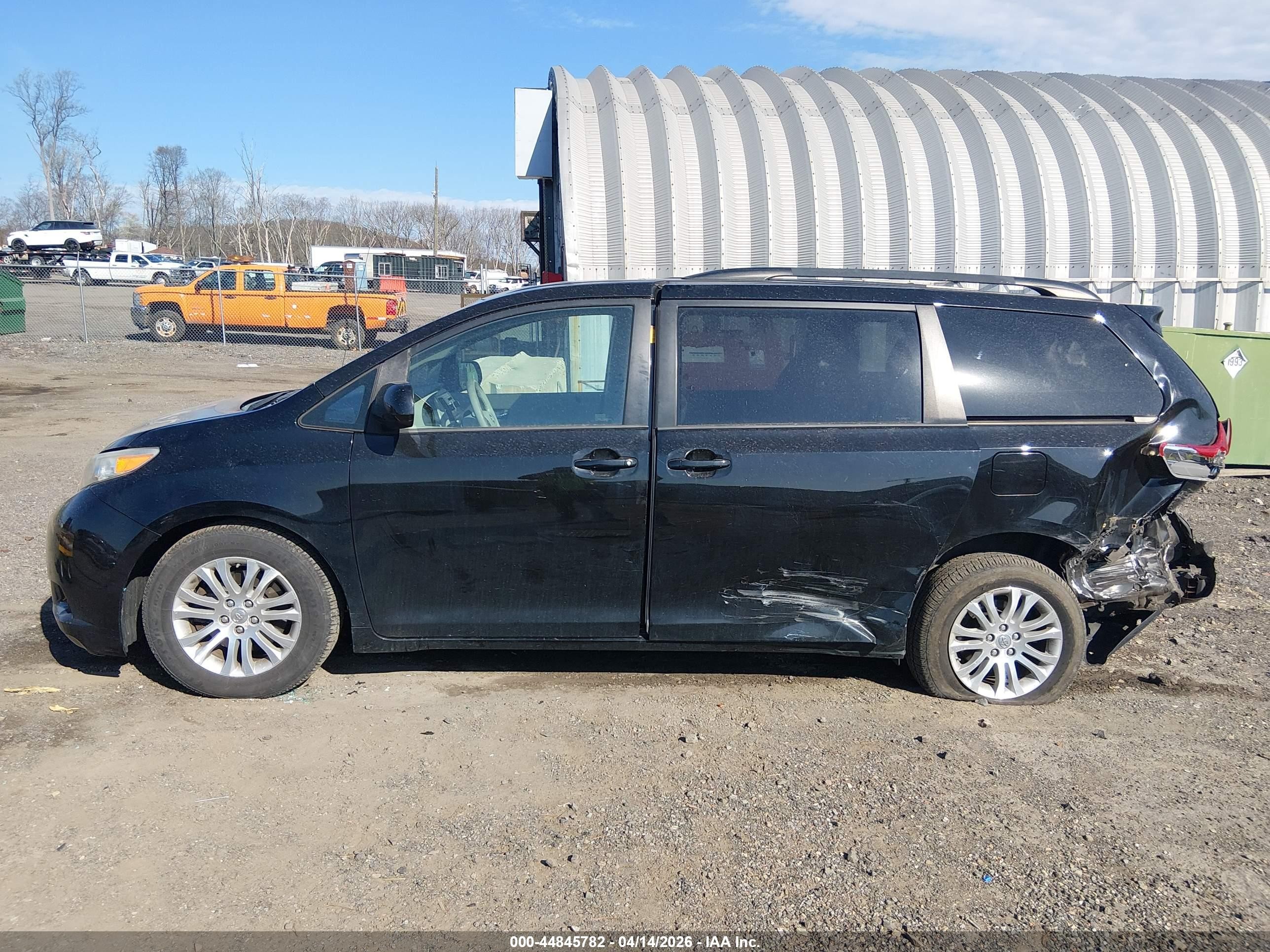2013 Toyota Sienna Xle V6 8 Passenger Black vin: 5TDYK3DC5DS359575