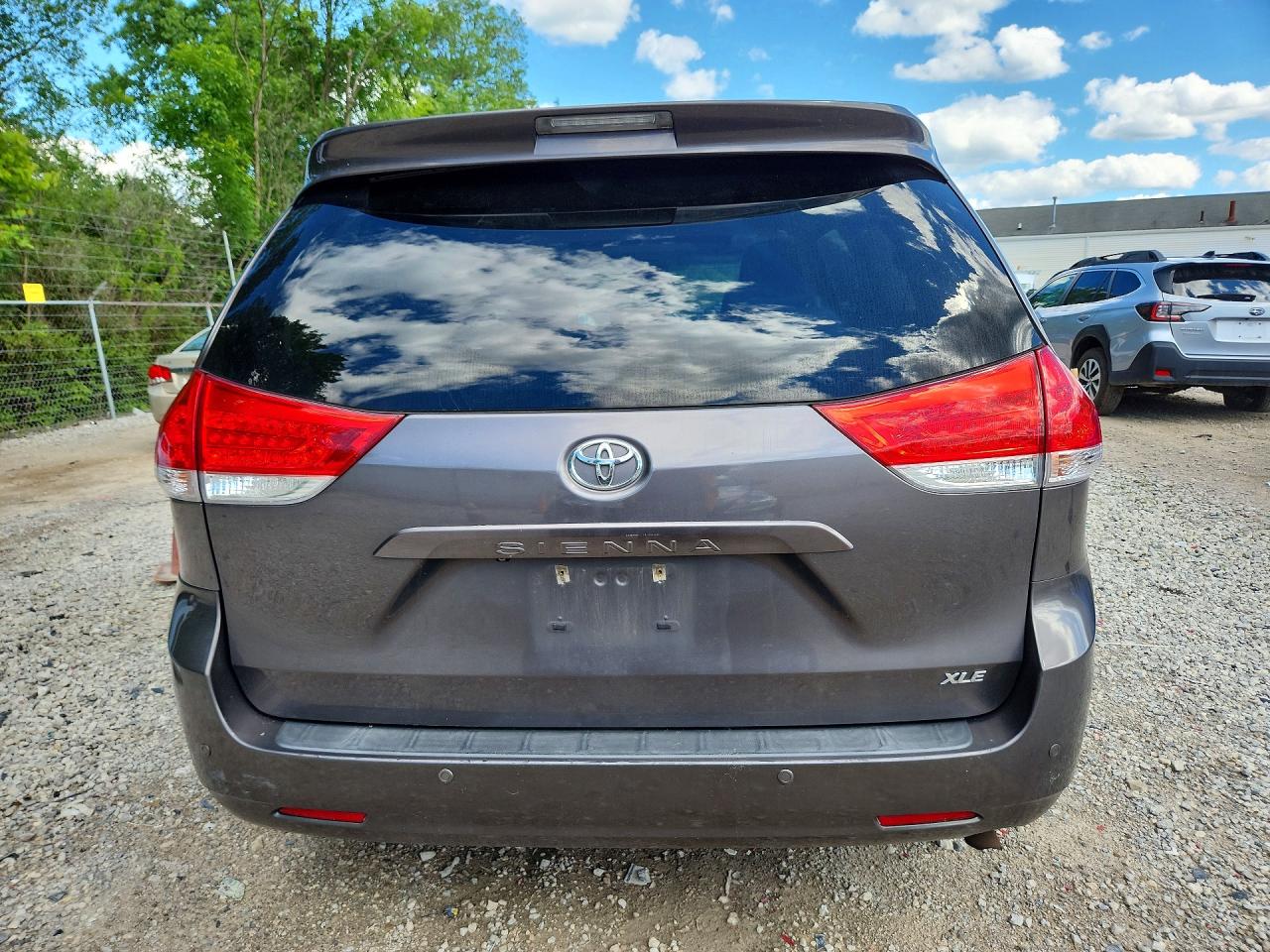 2013 Toyota Sienna Xle 8-passenger Gray vin: 5TDYK3DC5DS362220