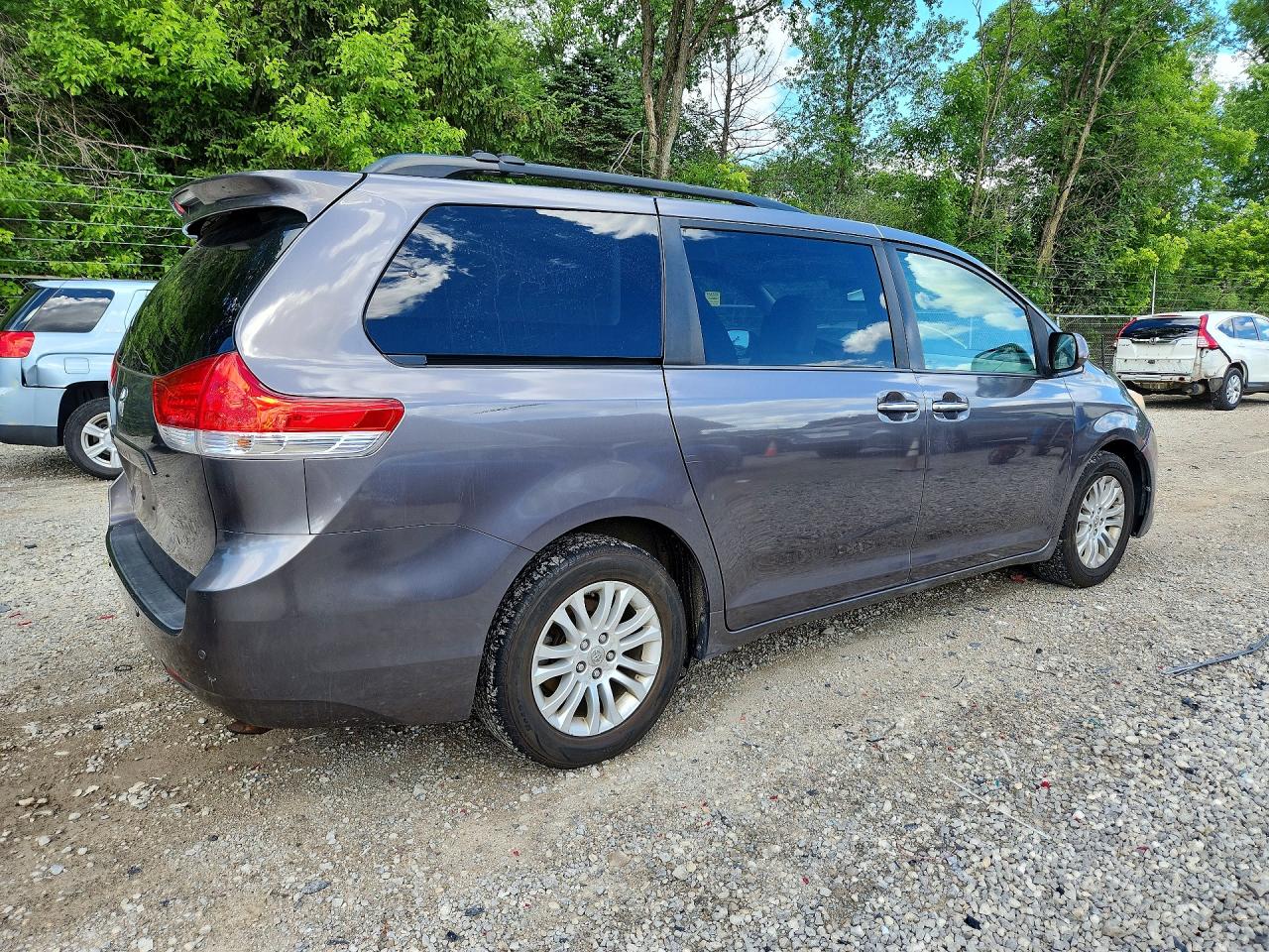 2013 Toyota Sienna Xle 8-passenger Gray vin: 5TDYK3DC5DS362220