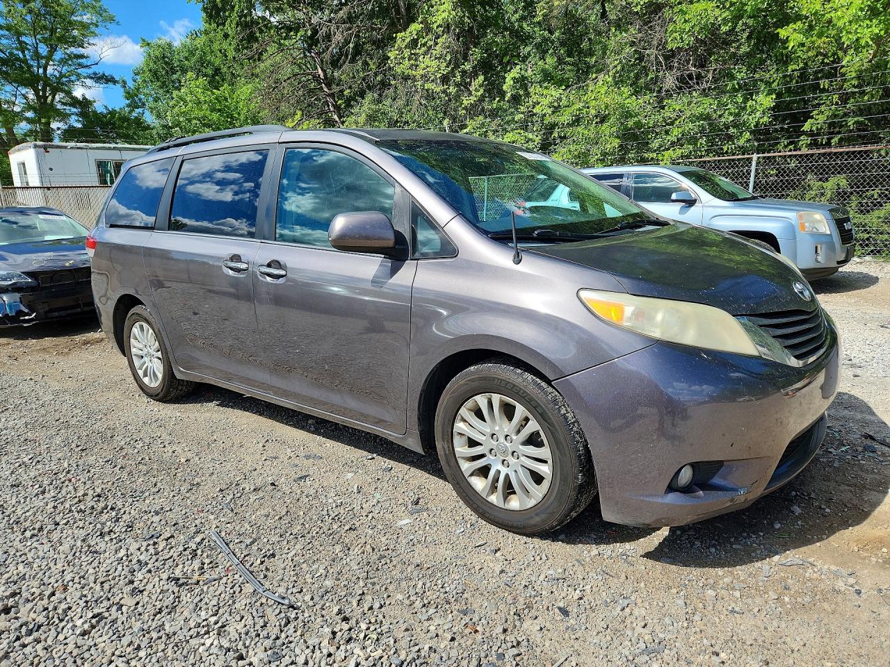 2013 Toyota Sienna Xle 8-passenger Gray vin: 5TDYK3DC5DS362220