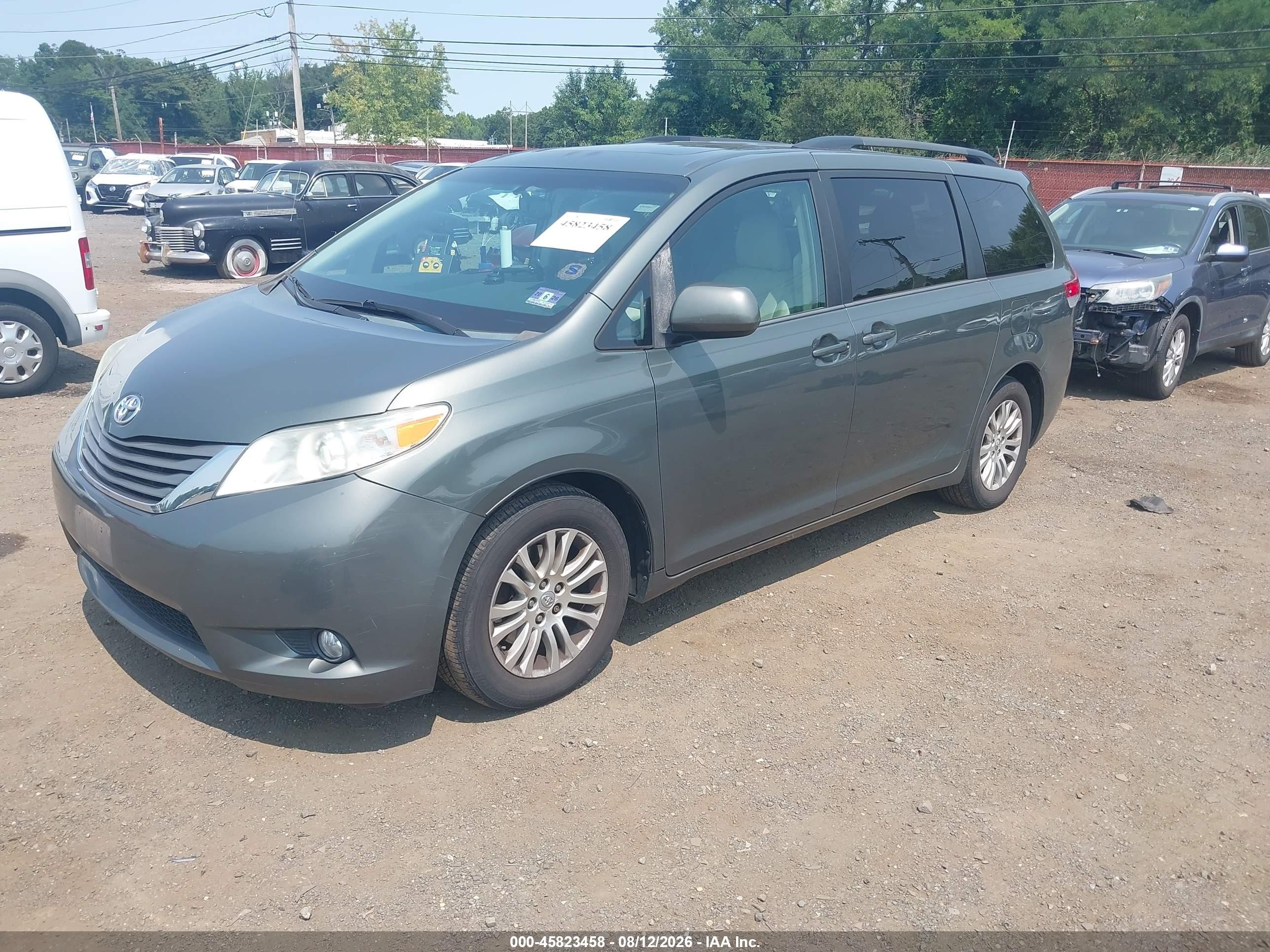 2013 Toyota Sienna Xle V6 8 Passenger Серый vin: 5TDYK3DC5DS373573