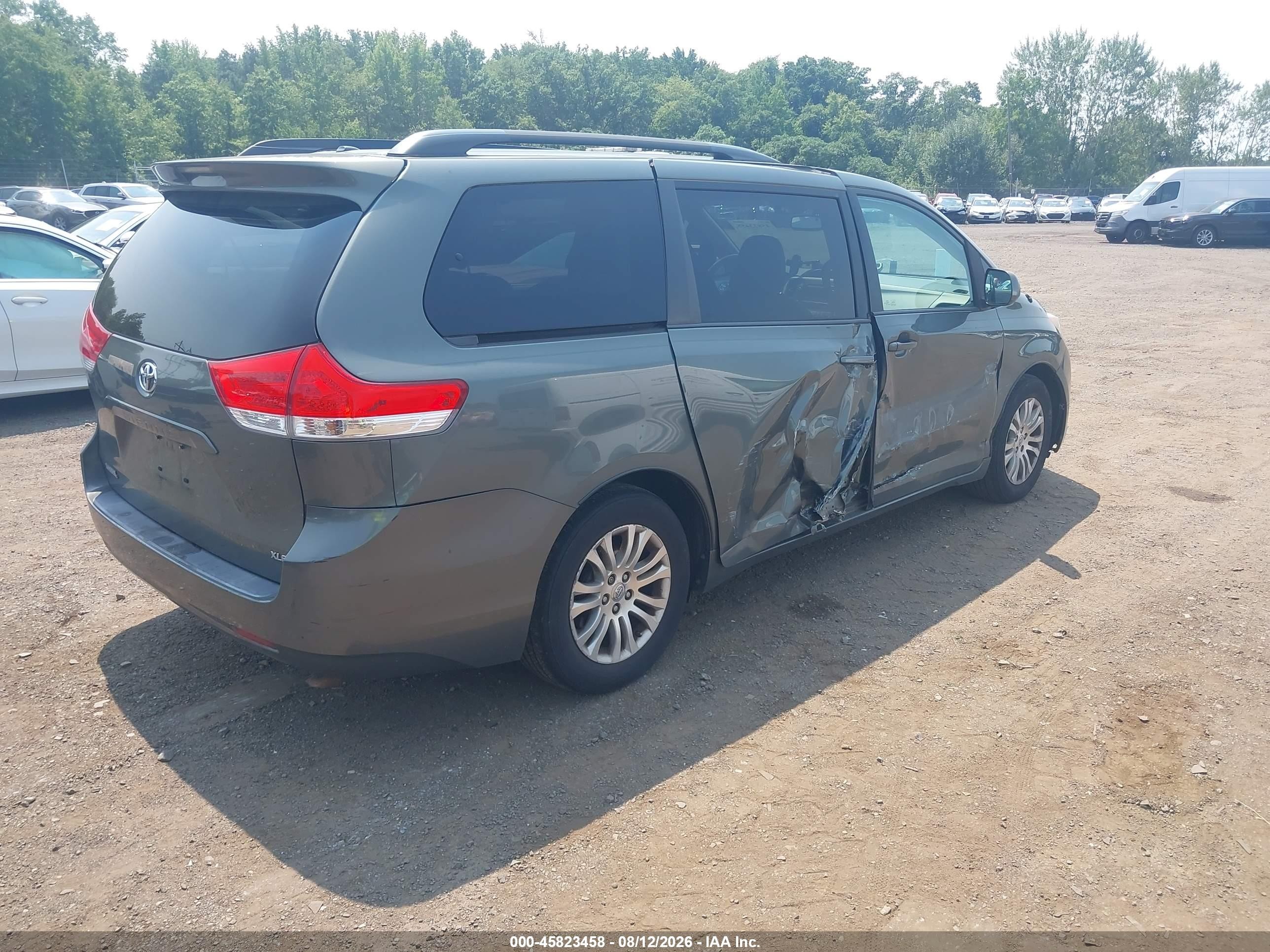 2013 Toyota Sienna Xle V6 8 Passenger Серый vin: 5TDYK3DC5DS373573