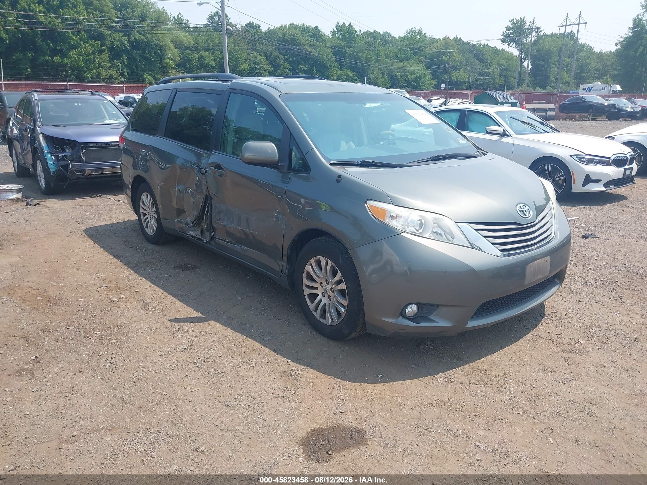 2013 Toyota Sienna Xle V6 8 Passenger Gray vin: 5TDYK3DC5DS373573