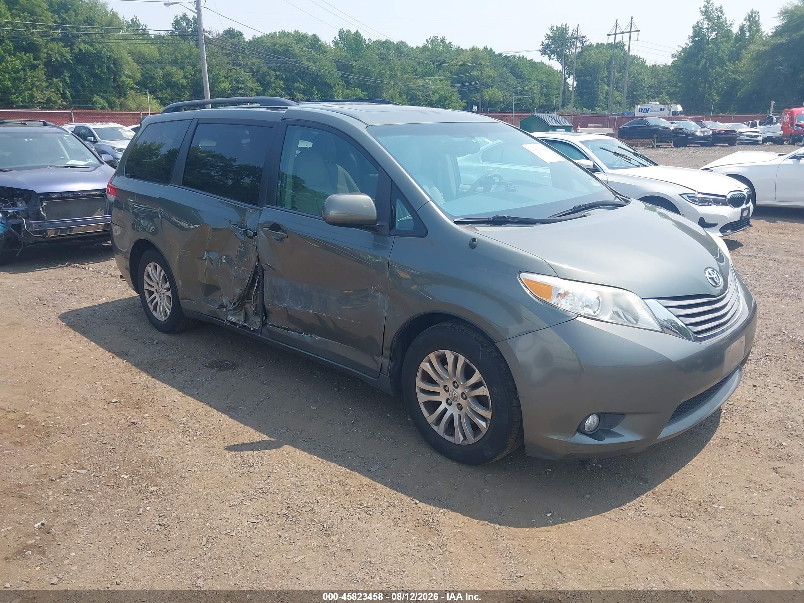 2013 Toyota Sienna Xle V6 8 Passenger Серый vin: 5TDYK3DC5DS373573