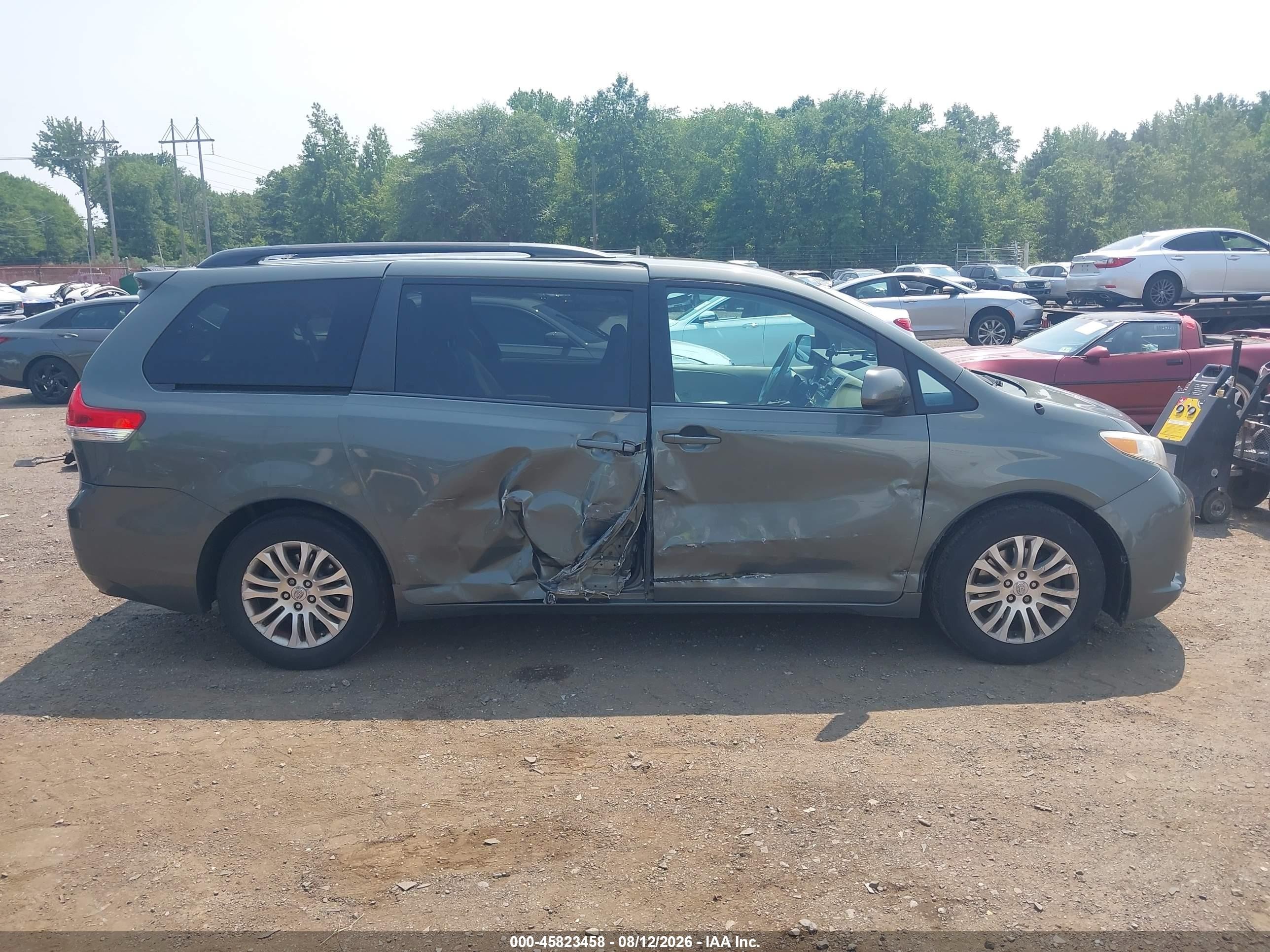 2013 Toyota Sienna Xle V6 8 Passenger Серый vin: 5TDYK3DC5DS373573