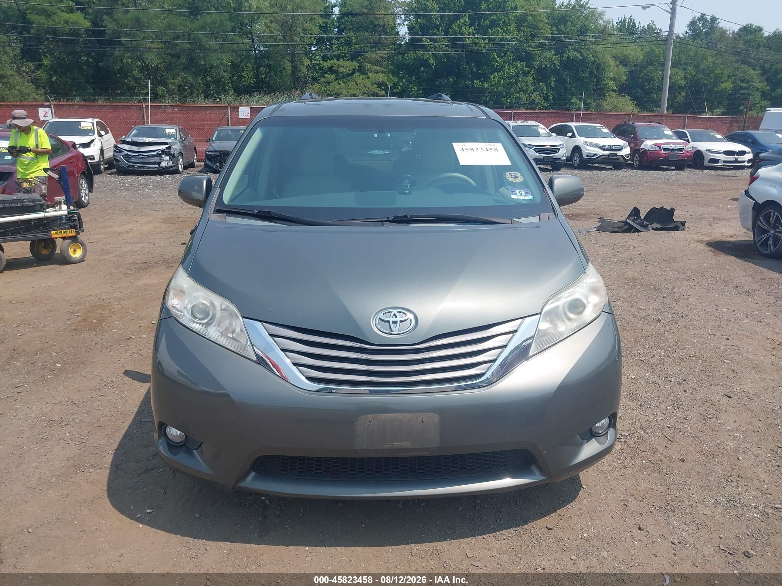 2013 Toyota Sienna Xle V6 8 Passenger Серый vin: 5TDYK3DC5DS373573
