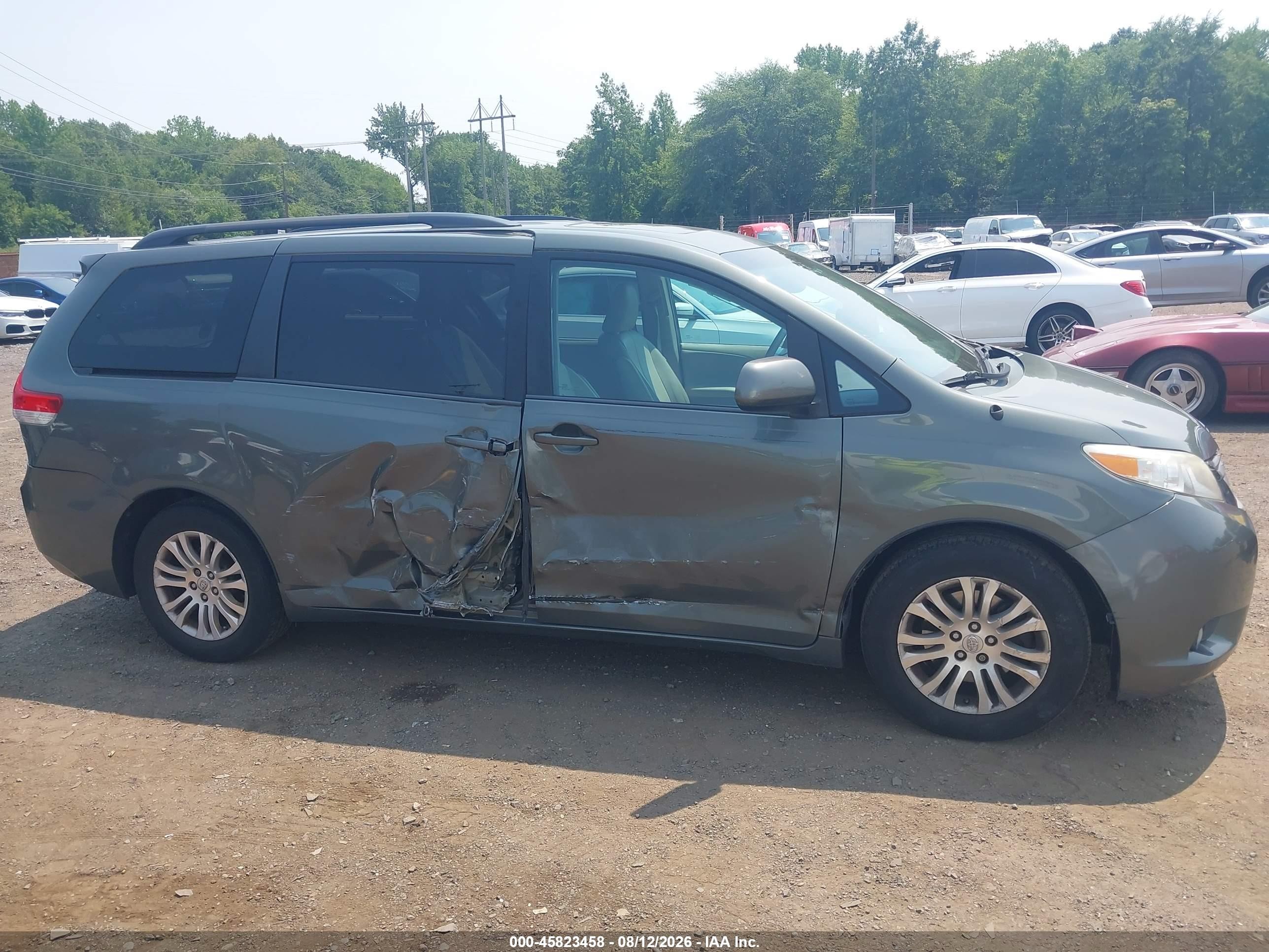 2013 Toyota Sienna Xle V6 8 Passenger Серый vin: 5TDYK3DC5DS373573