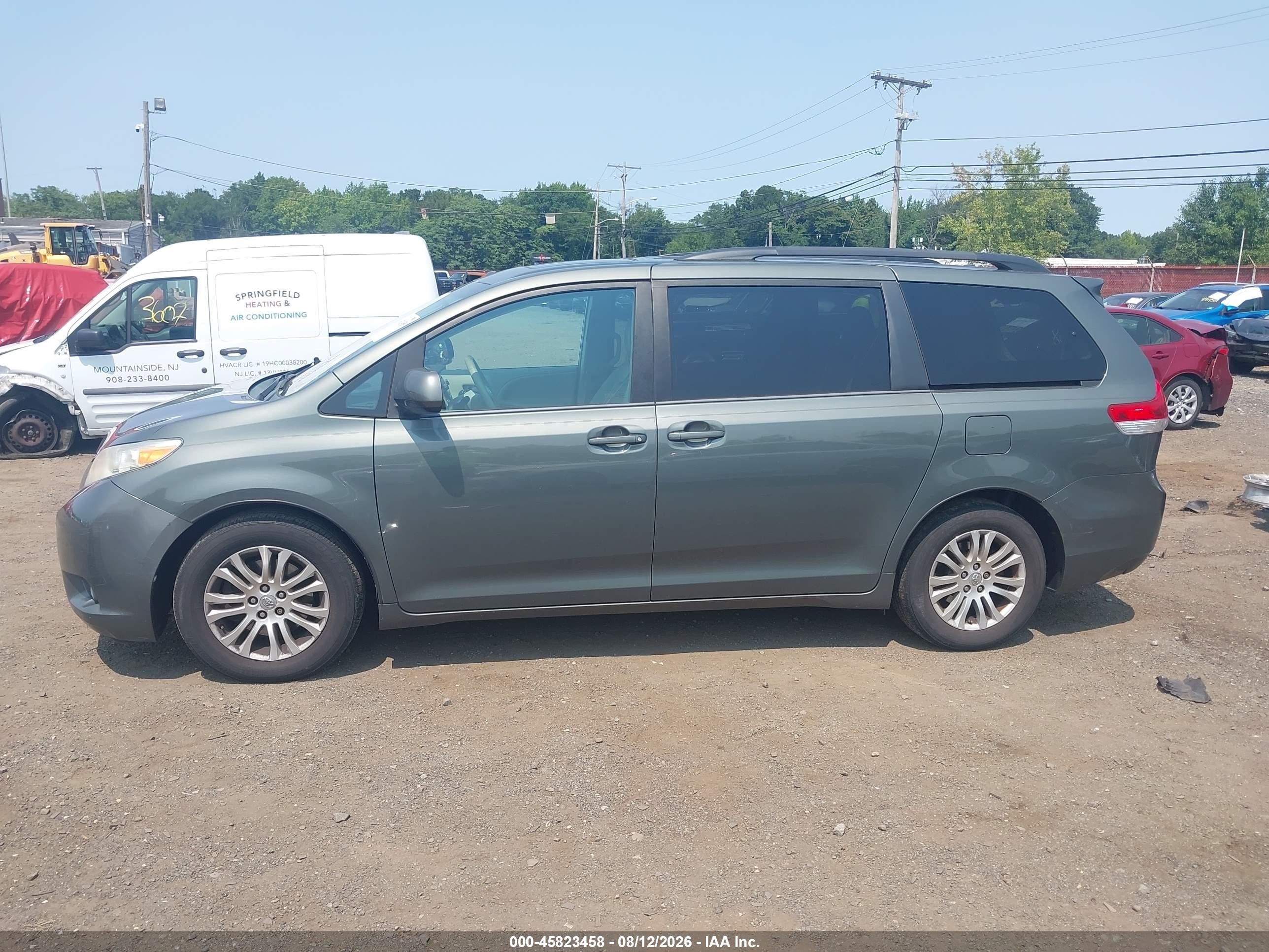 2013 Toyota Sienna Xle V6 8 Passenger Серый vin: 5TDYK3DC5DS373573