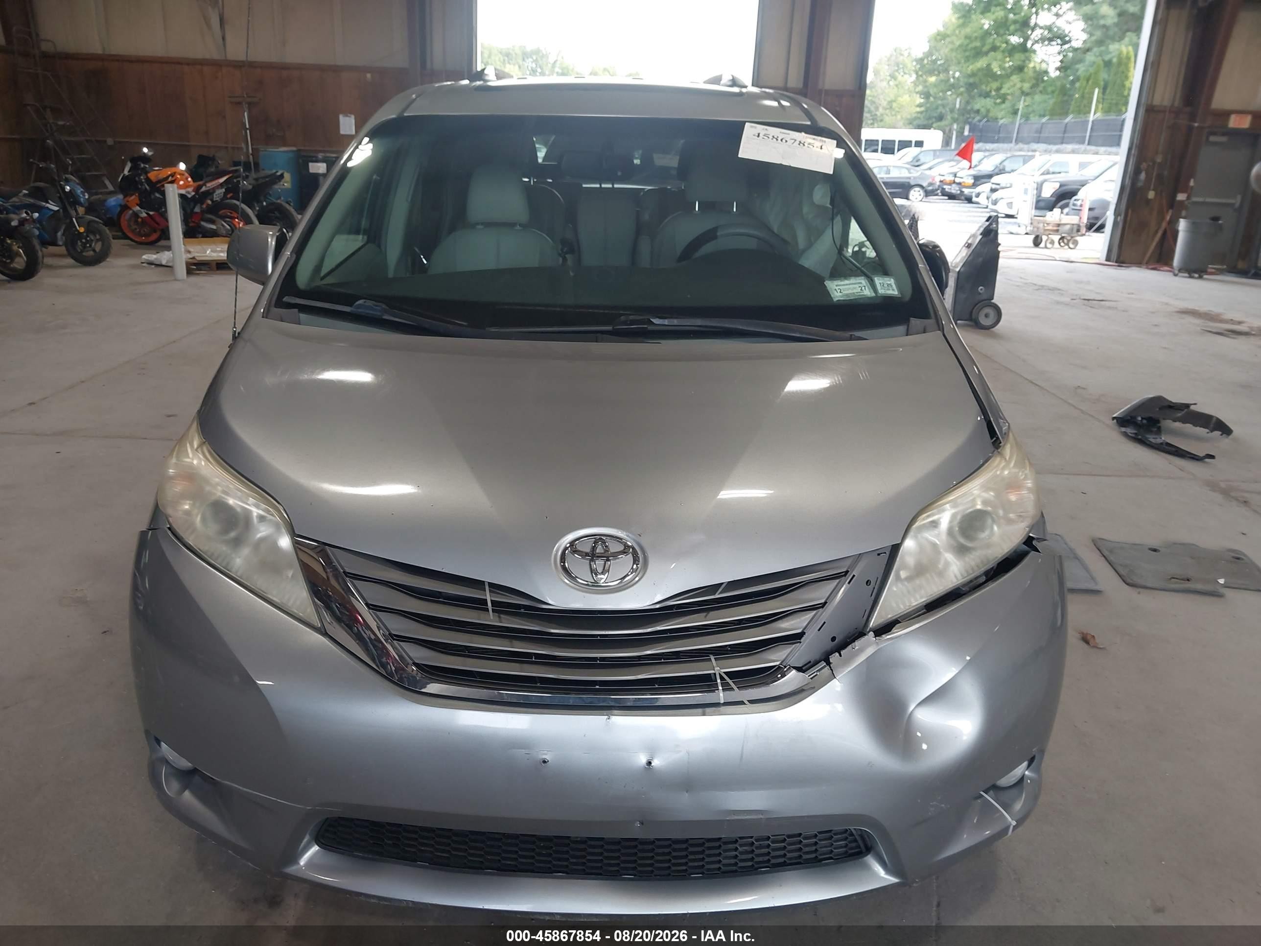 2013 Toyota Sienna Xle V6 8 Passenger Gray vin: 5TDYK3DC5DS388669