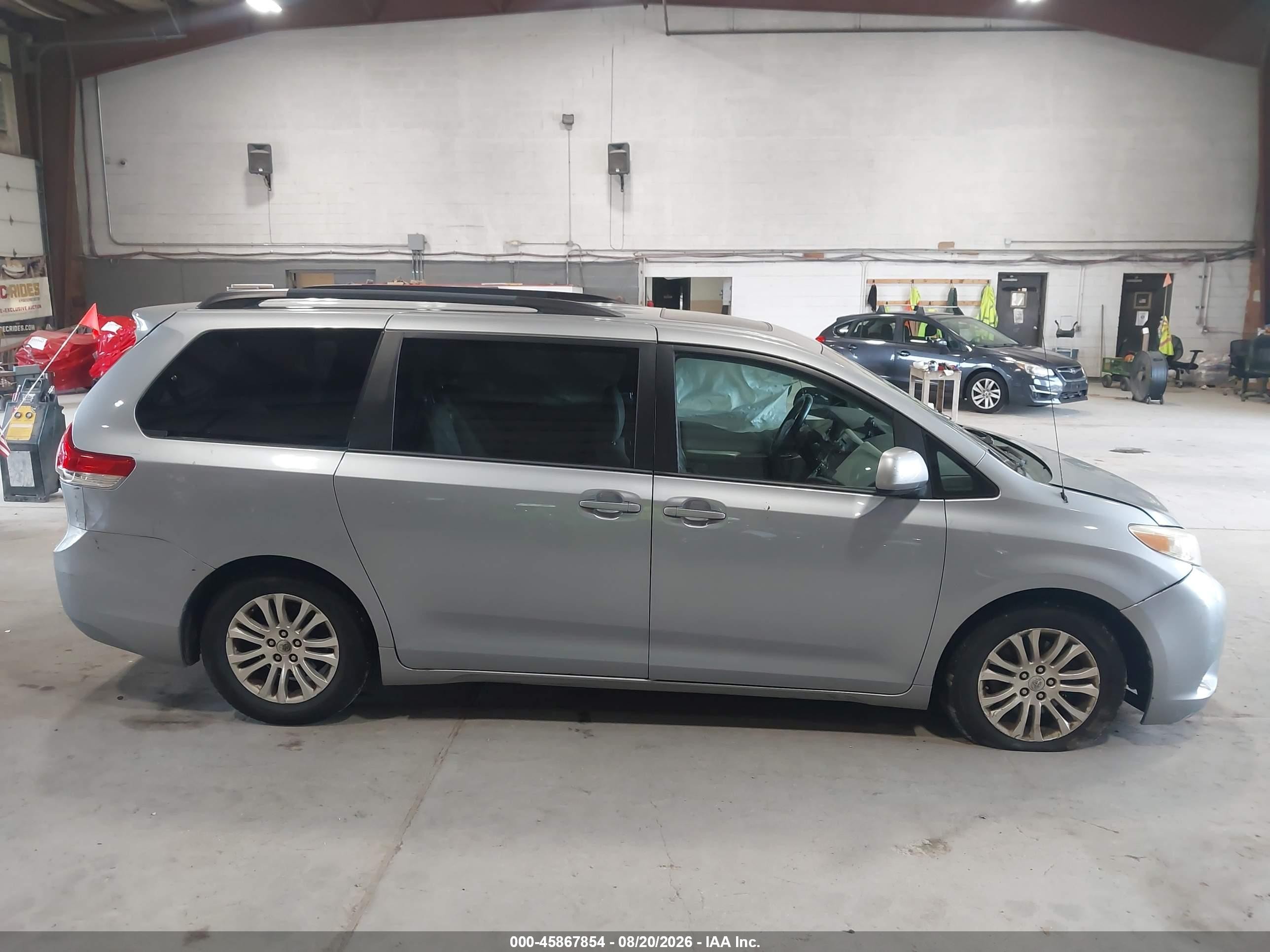 2013 Toyota Sienna Xle V6 8 Passenger Gray vin: 5TDYK3DC5DS388669