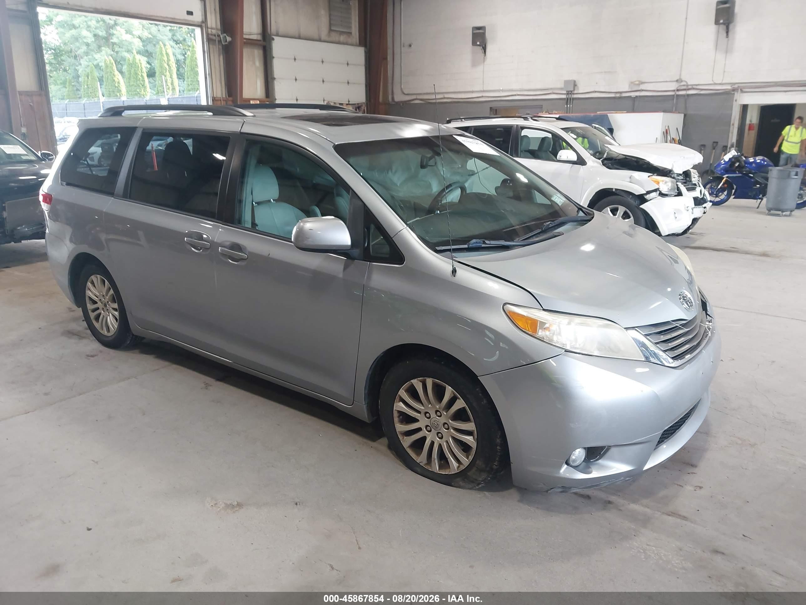 2013 Toyota Sienna Xle V6 8 Passenger Gray vin: 5TDYK3DC5DS388669