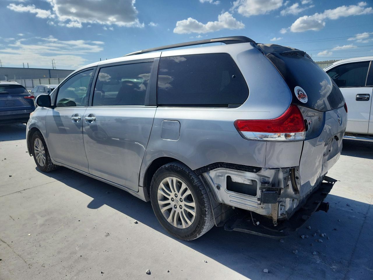 2013 Toyota Sienna Xle 8-passenger Серебряный vin: 5TDYK3DC5DS389627