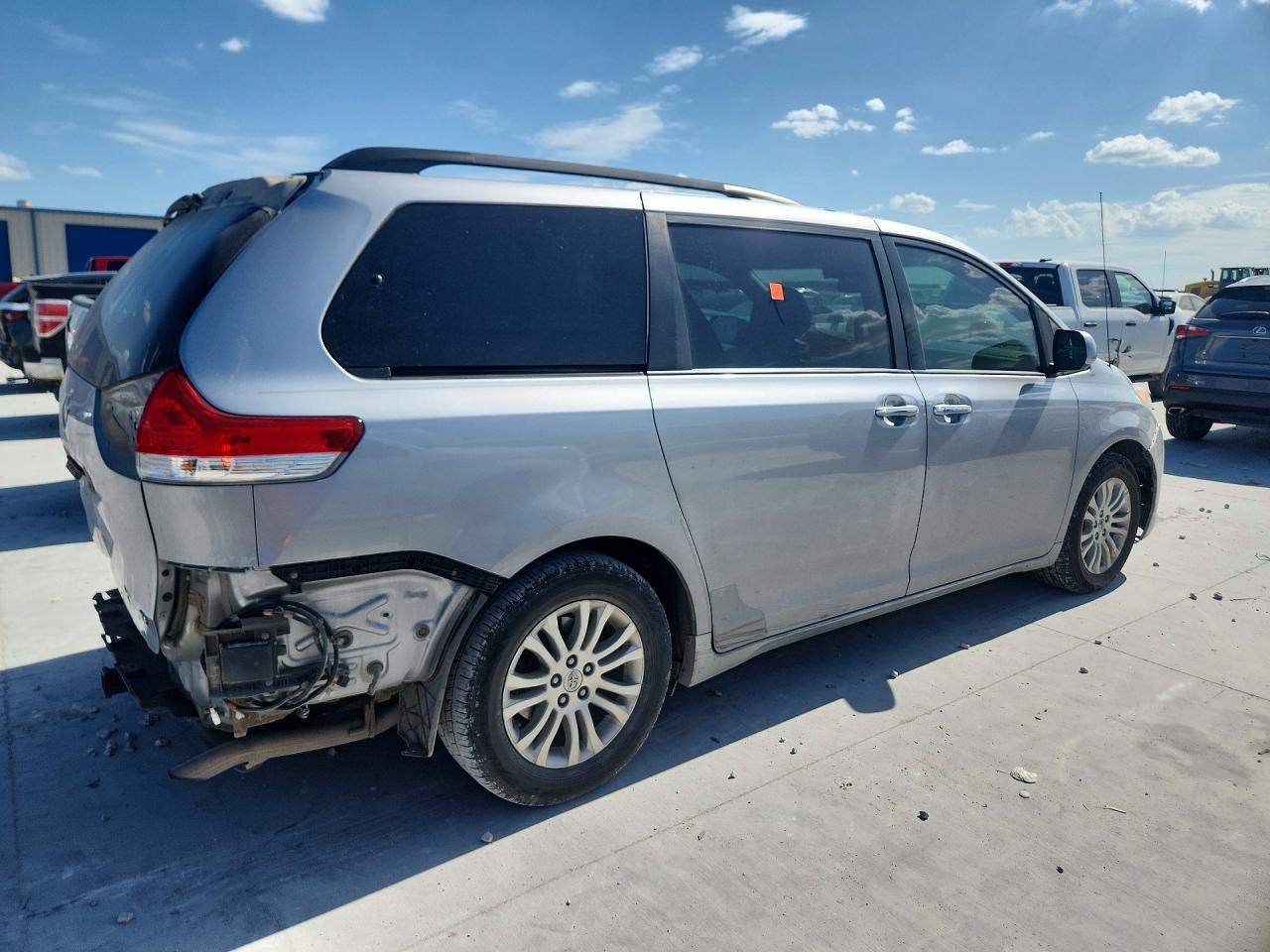 2013 Toyota Sienna Xle 8-passenger Серебряный vin: 5TDYK3DC5DS389627