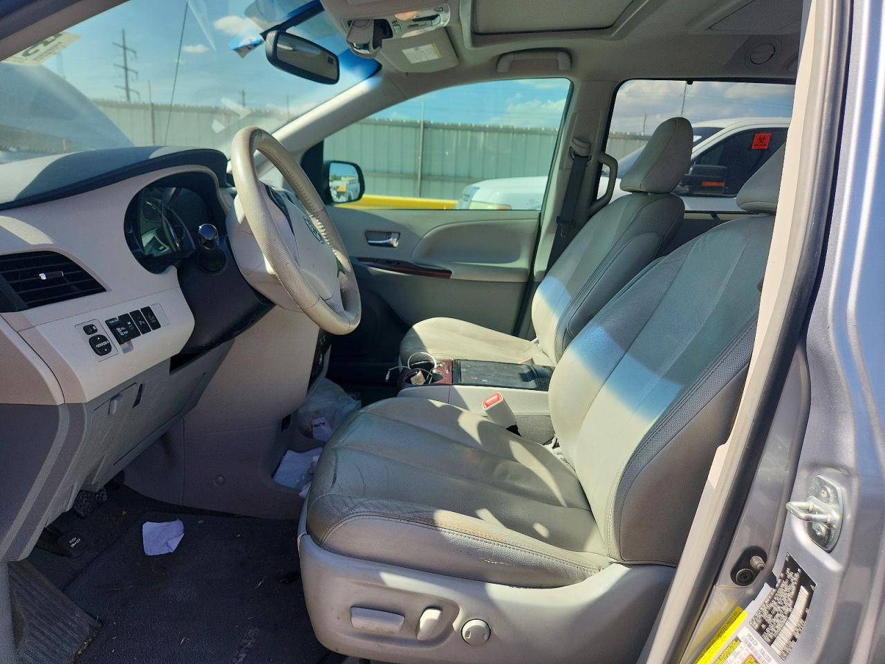 2013 Toyota Sienna Xle 8-passenger Серебряный vin: 5TDYK3DC5DS389627