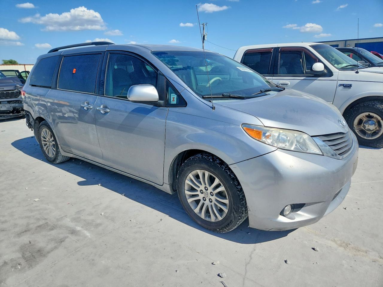 2013 Toyota Sienna Xle 8-passenger Серебряный vin: 5TDYK3DC5DS389627