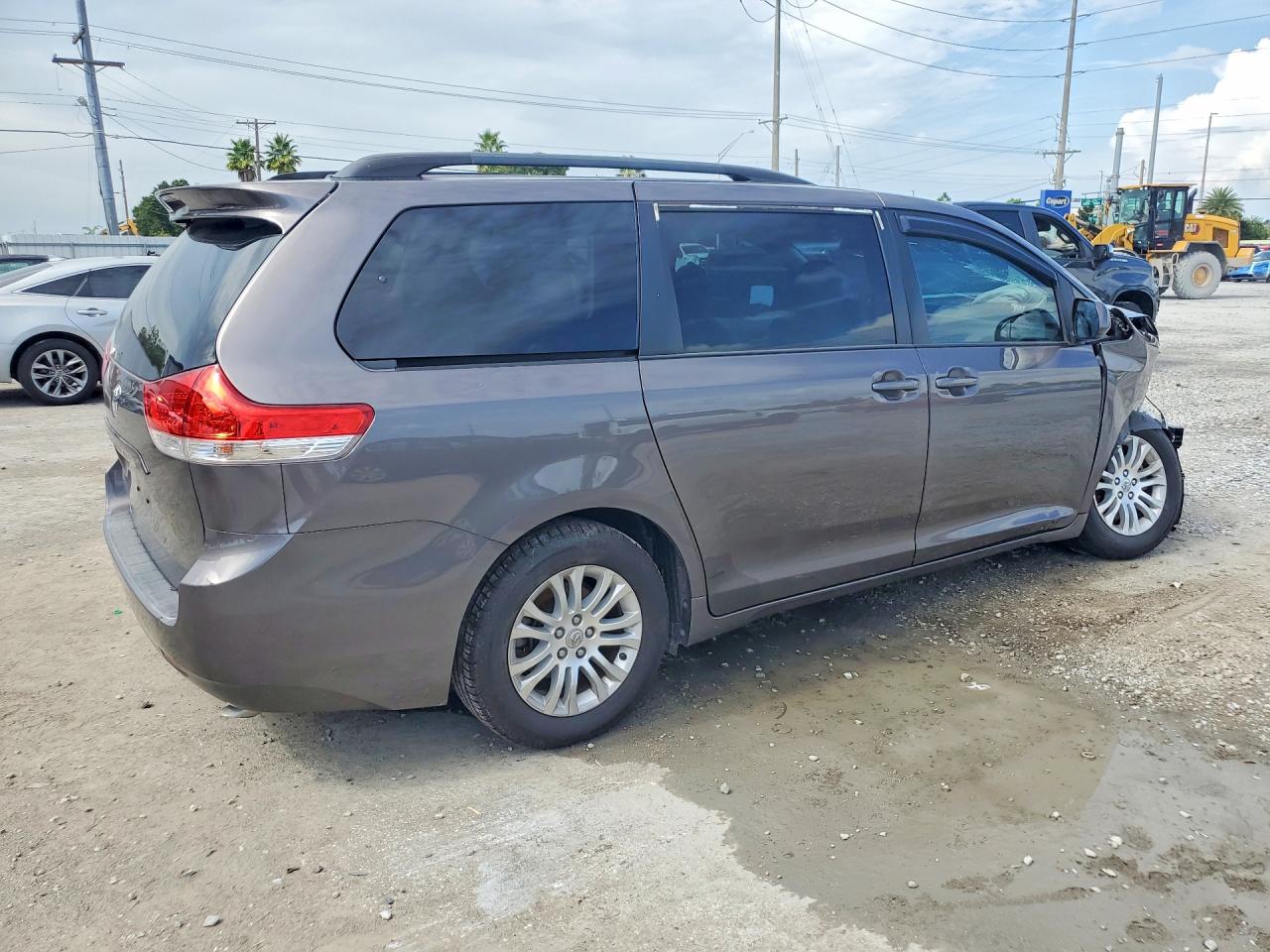 2013 Toyota Sienna Xle 8-passenger Gray vin: 5TDYK3DC5DS390728