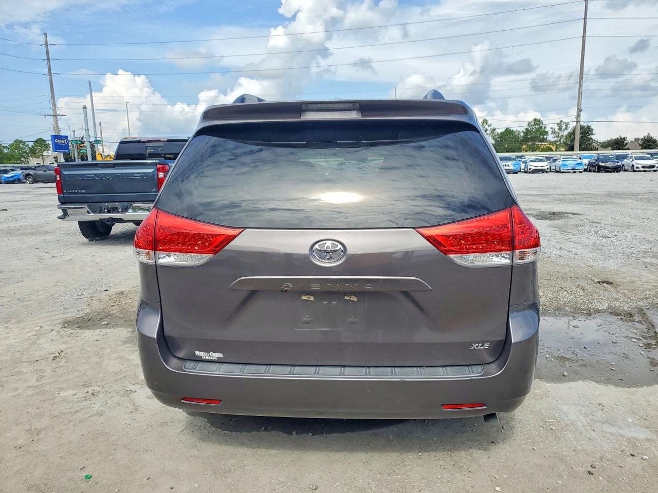 2013 Toyota Sienna Xle 8-passenger Gray vin: 5TDYK3DC5DS390728