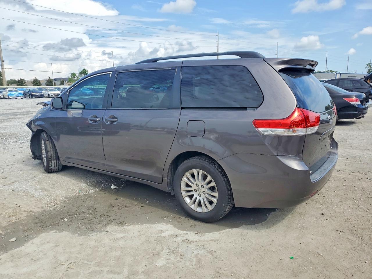 2013 Toyota Sienna Xle 8-passenger Gray vin: 5TDYK3DC5DS390728