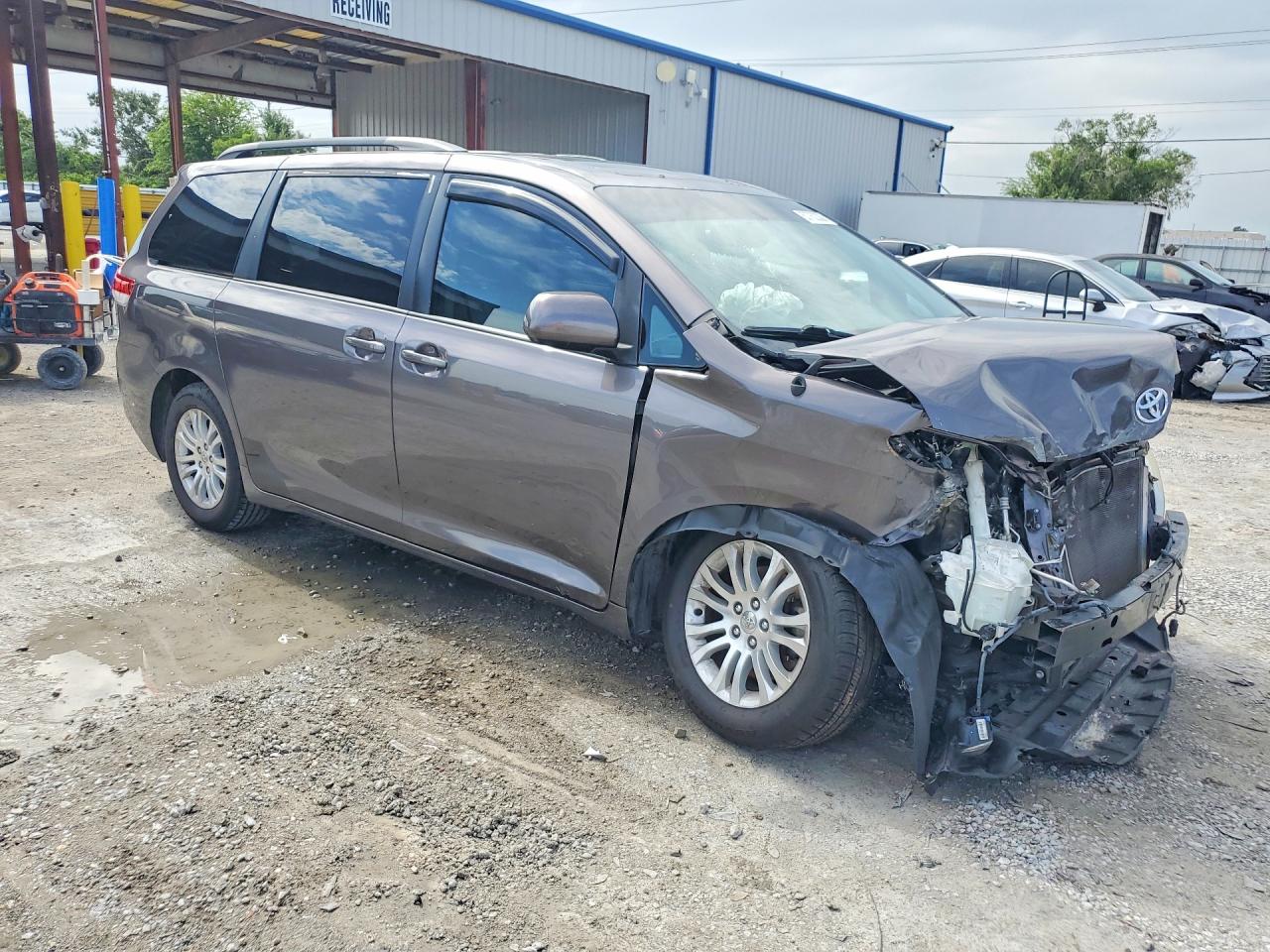2013 Toyota Sienna Xle 8-passenger Gray vin: 5TDYK3DC5DS390728