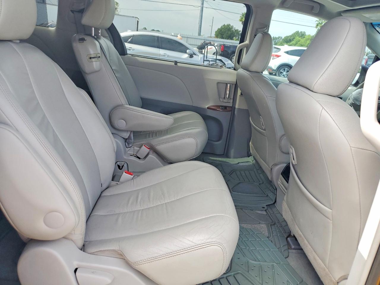 2013 Toyota Sienna Xle 8-passenger Gray vin: 5TDYK3DC5DS390728
