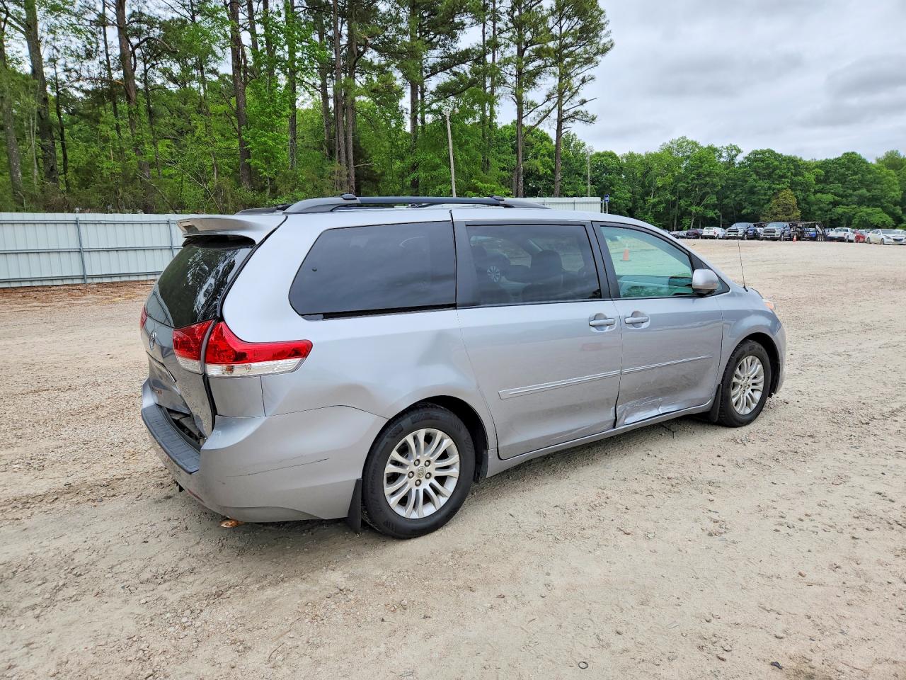 2013 Toyota Sienna Xle 8-passenger Silver vin: 5TDYK3DC5DS402344