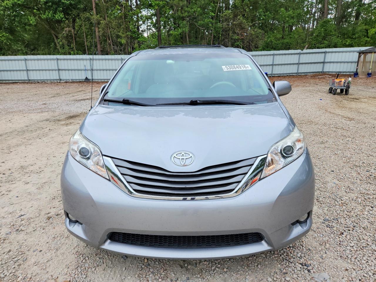 2013 Toyota Sienna Xle 8-passenger Silver vin: 5TDYK3DC5DS402344