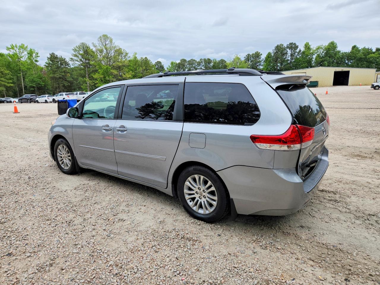 2013 Toyota Sienna Xle 8-passenger Silver vin: 5TDYK3DC5DS402344