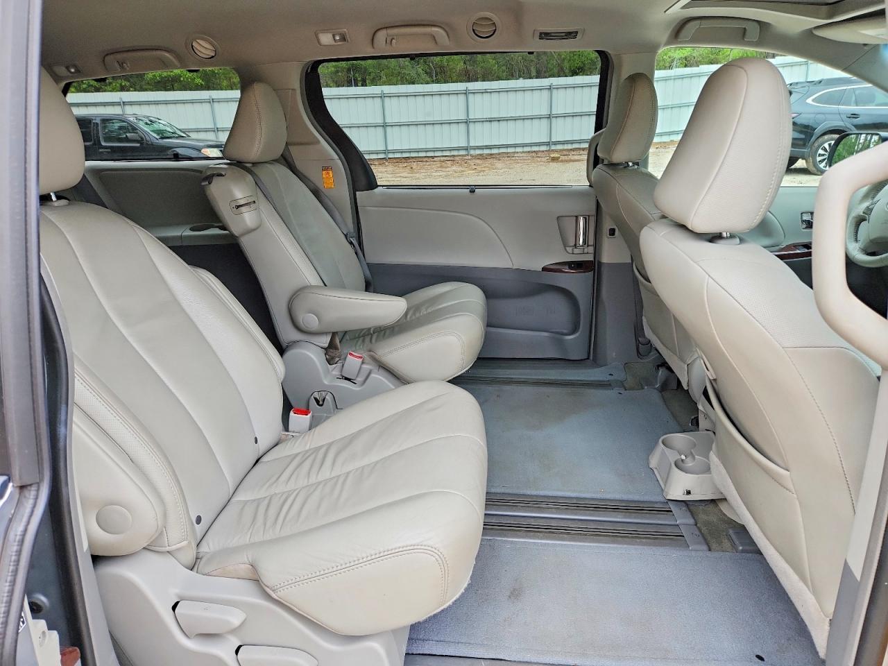 2013 Toyota Sienna Xle 8-passenger Silver vin: 5TDYK3DC5DS402344