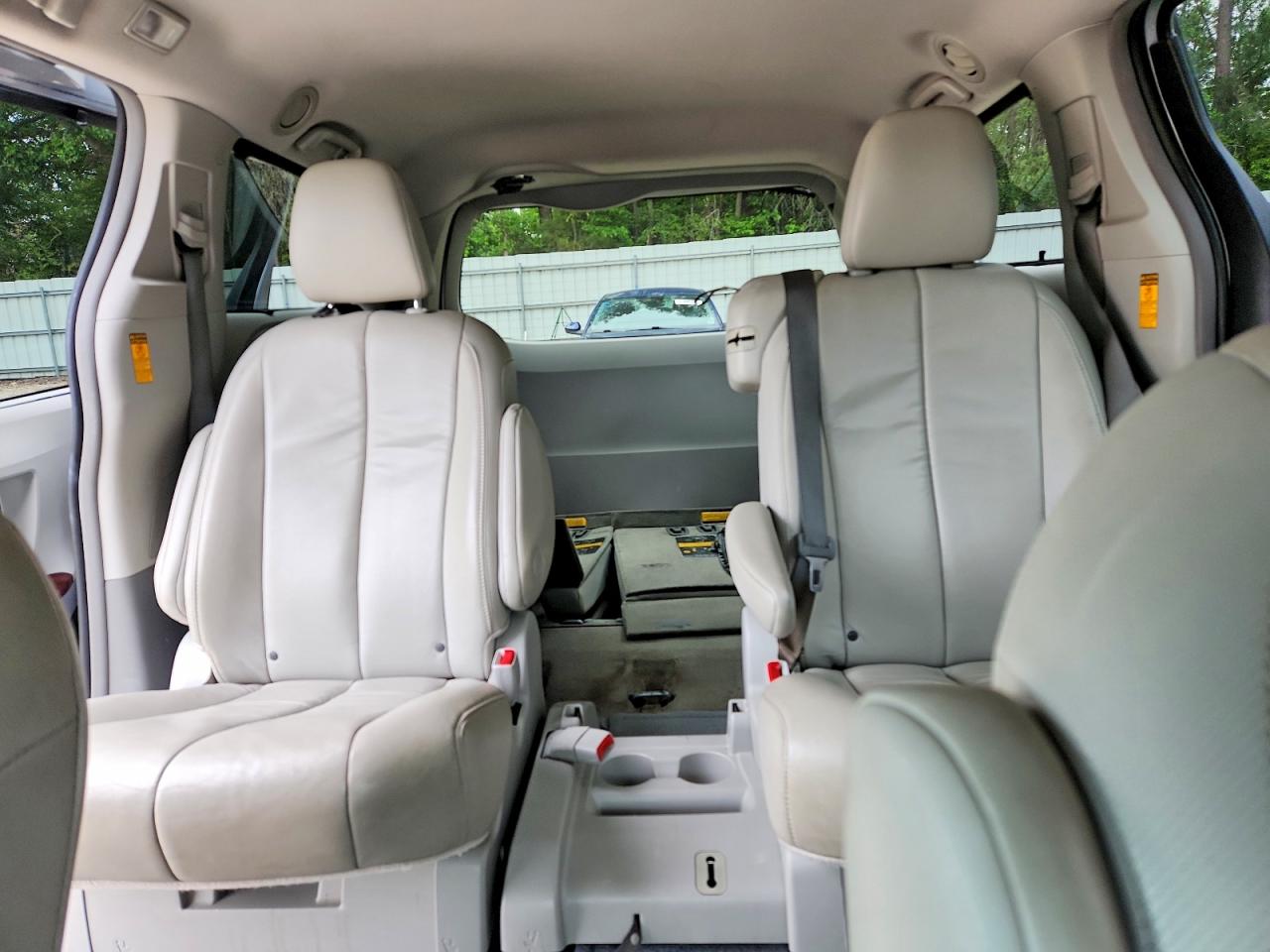2013 Toyota Sienna Xle 8-passenger Silver vin: 5TDYK3DC5DS402344