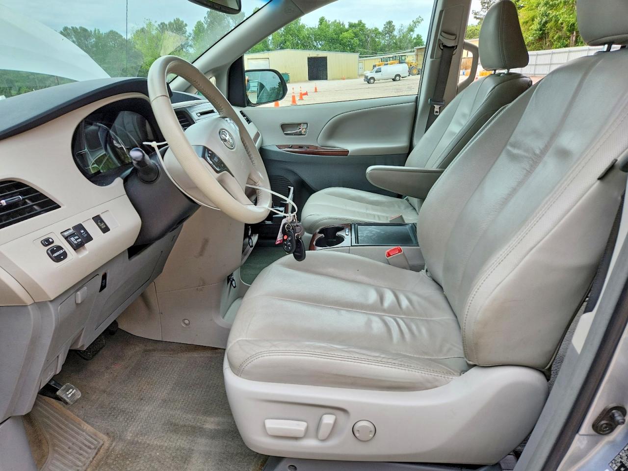 2013 Toyota Sienna Xle 8-passenger Silver vin: 5TDYK3DC5DS402344