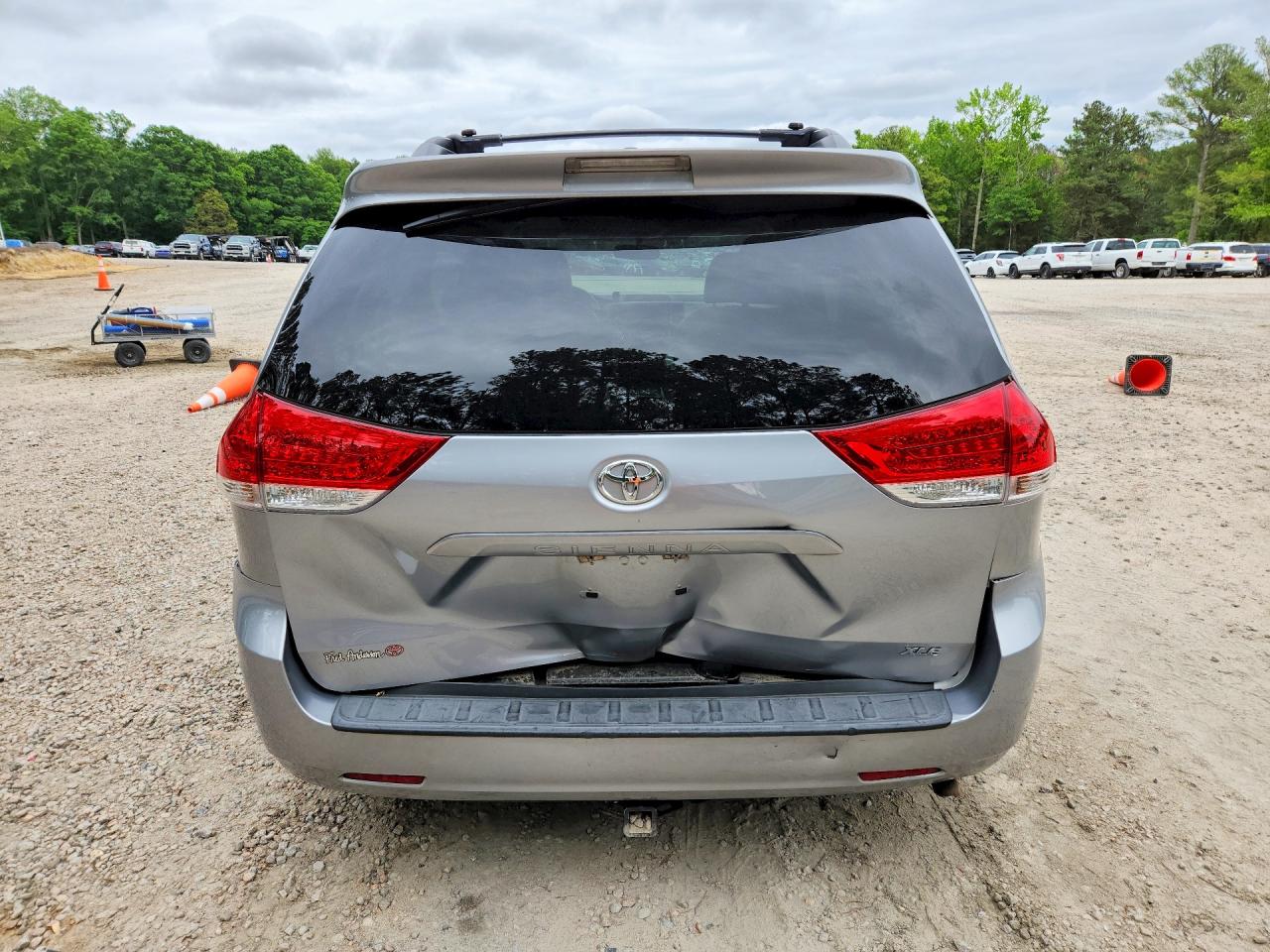 2013 Toyota Sienna Xle 8-passenger Silver vin: 5TDYK3DC5DS402344