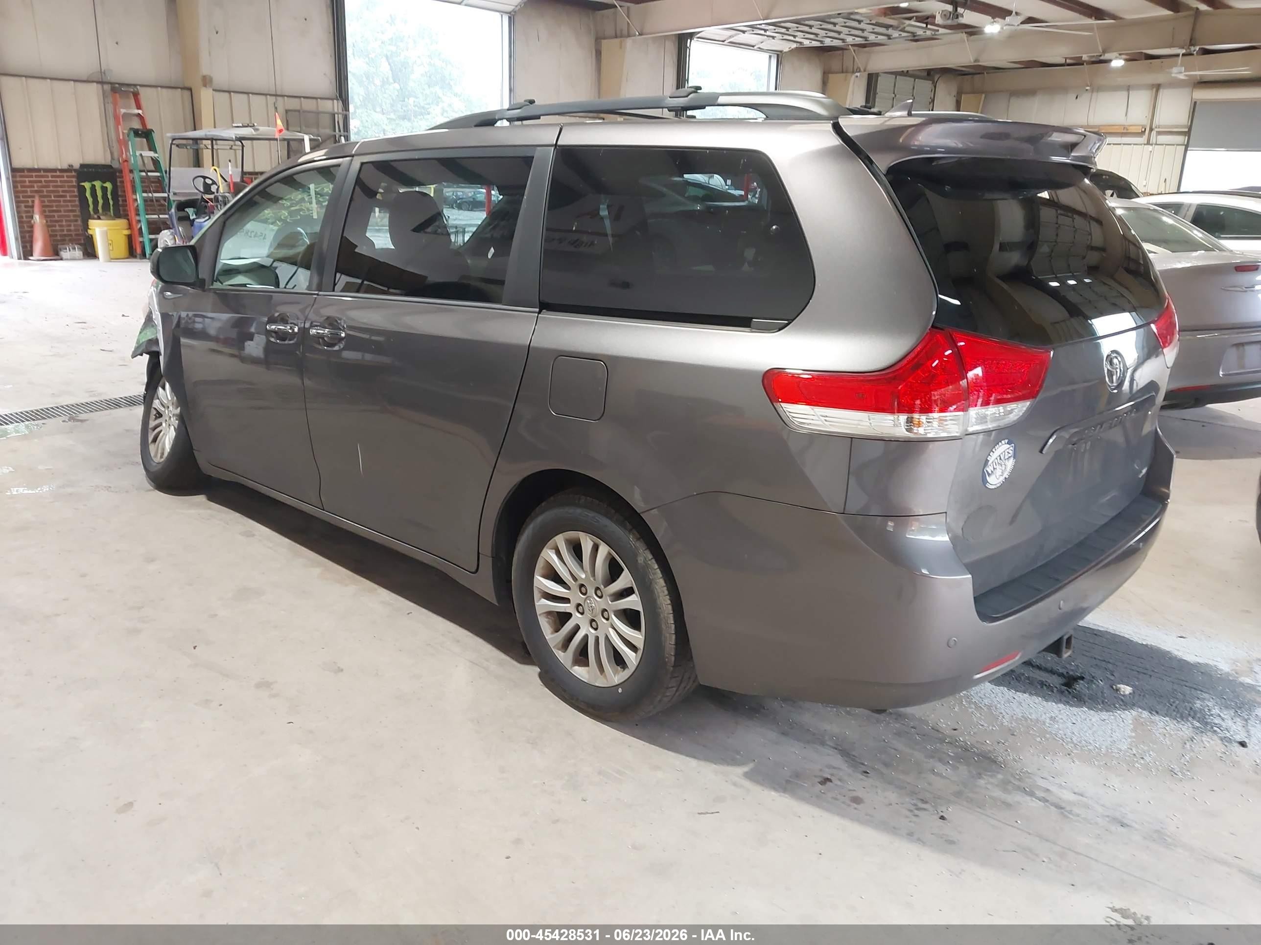 2014 Toyota Sienna Xle V6 8 Passenger Gray vin: 5TDYK3DC5ES419923