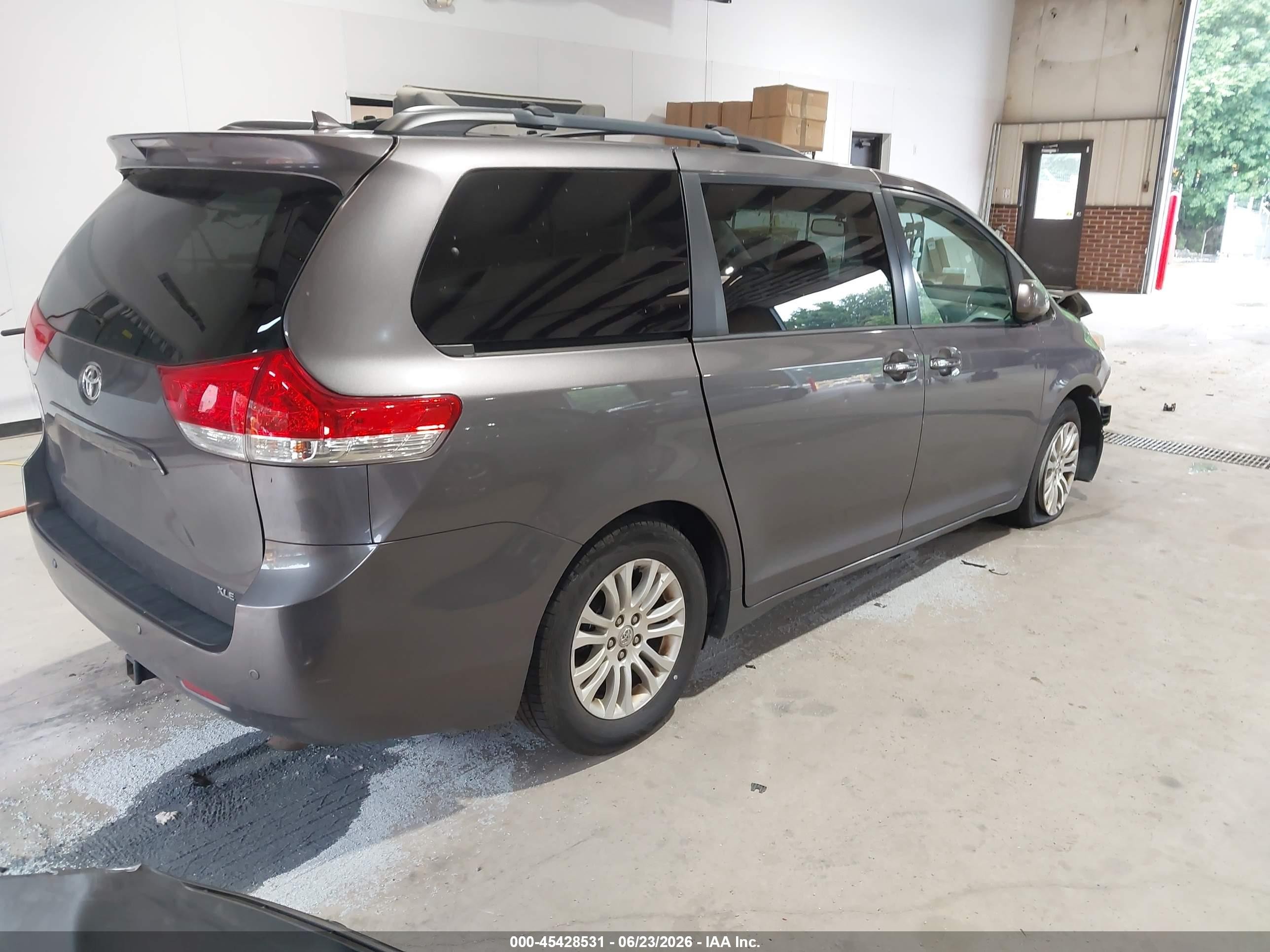 2014 Toyota Sienna Xle V6 8 Passenger Gray vin: 5TDYK3DC5ES419923