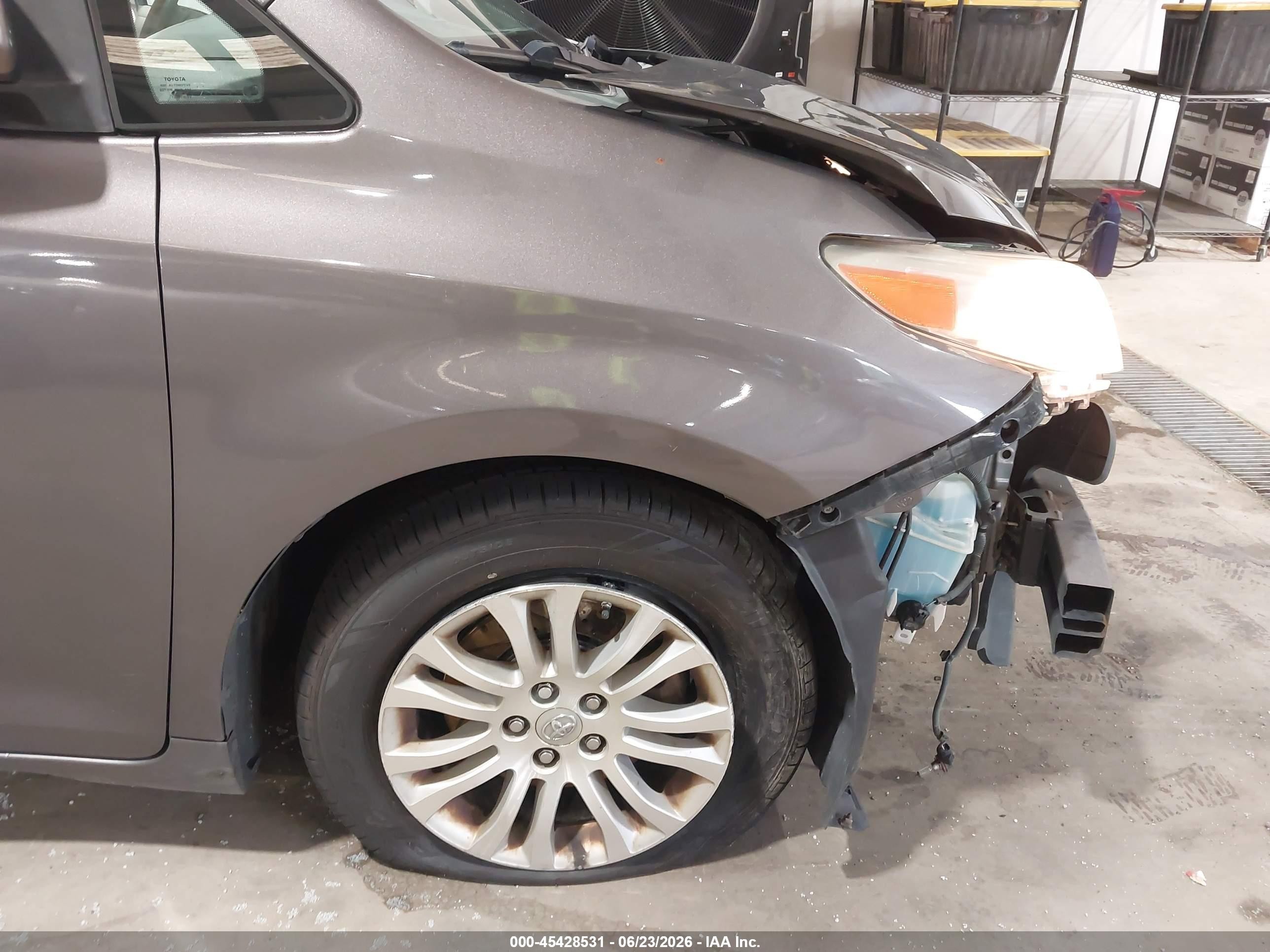 2014 Toyota Sienna Xle V6 8 Passenger Gray vin: 5TDYK3DC5ES419923