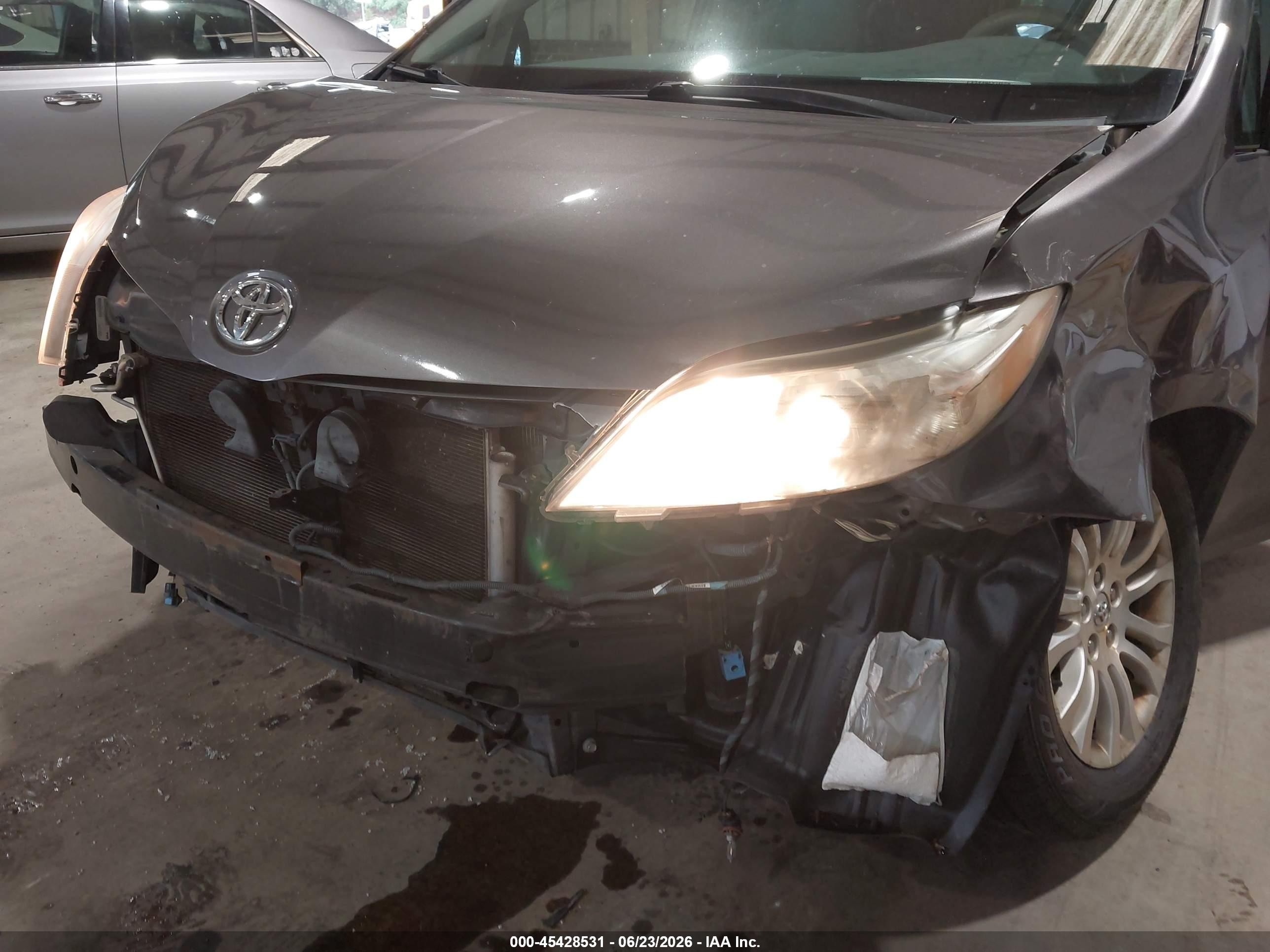 2014 Toyota Sienna Xle V6 8 Passenger Gray vin: 5TDYK3DC5ES419923