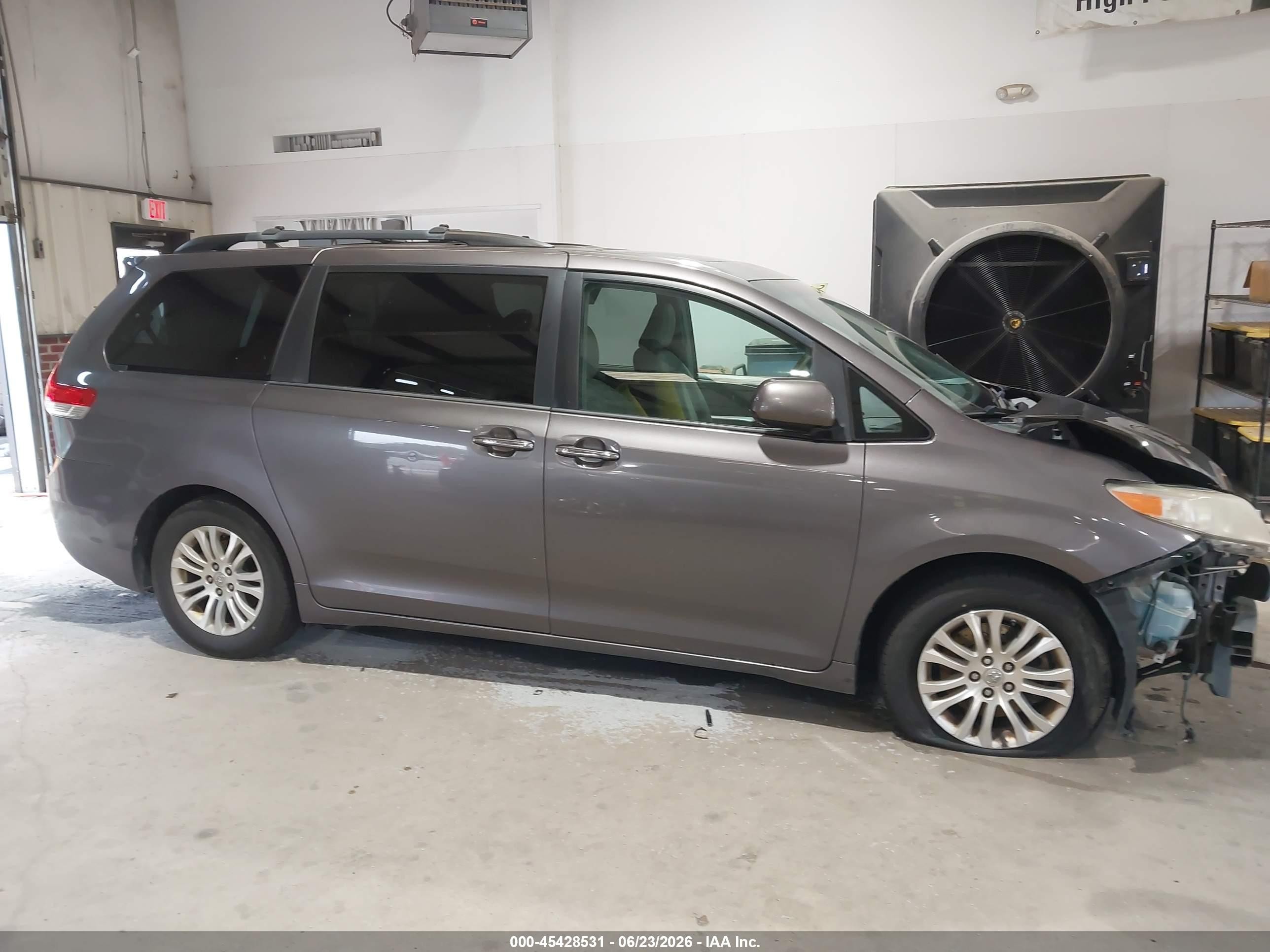 2014 Toyota Sienna Xle V6 8 Passenger Gray vin: 5TDYK3DC5ES419923