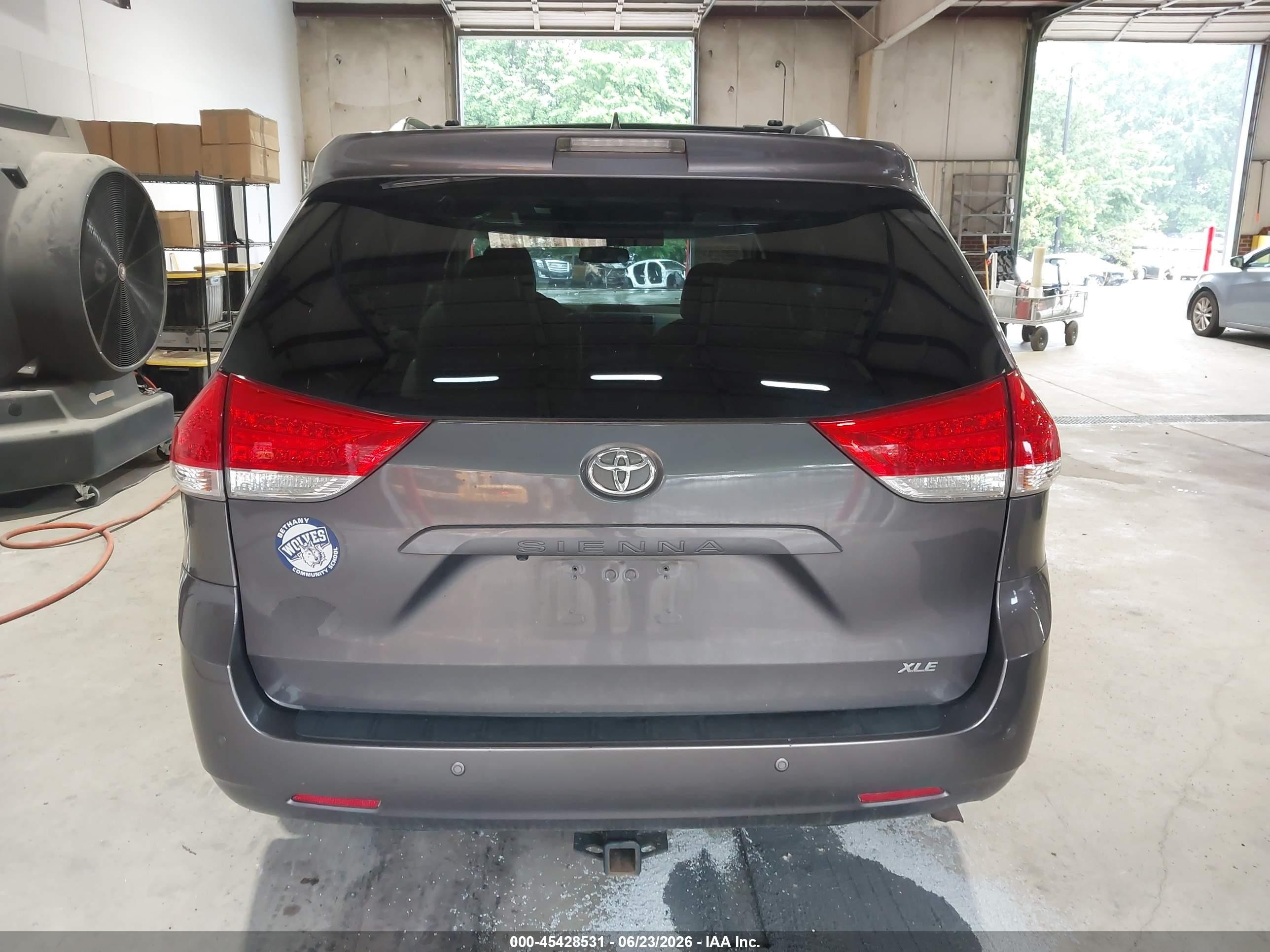 2014 Toyota Sienna Xle V6 8 Passenger Gray vin: 5TDYK3DC5ES419923