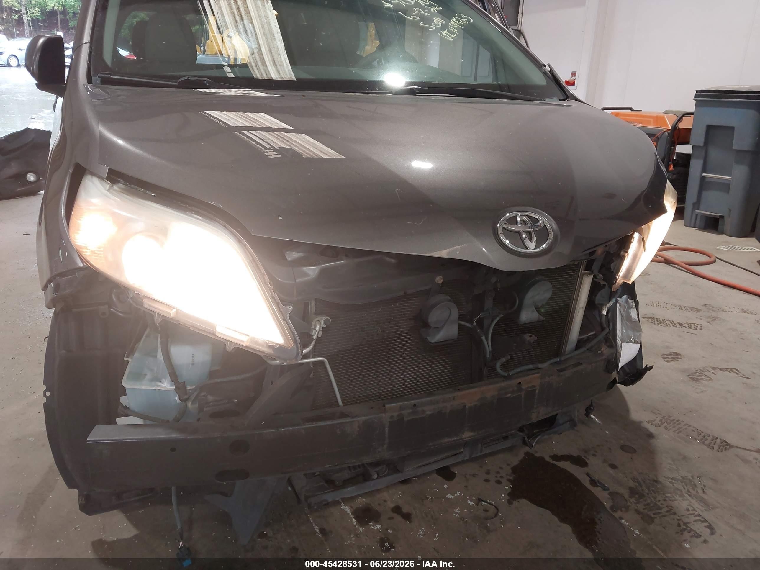 2014 Toyota Sienna Xle V6 8 Passenger Gray vin: 5TDYK3DC5ES419923