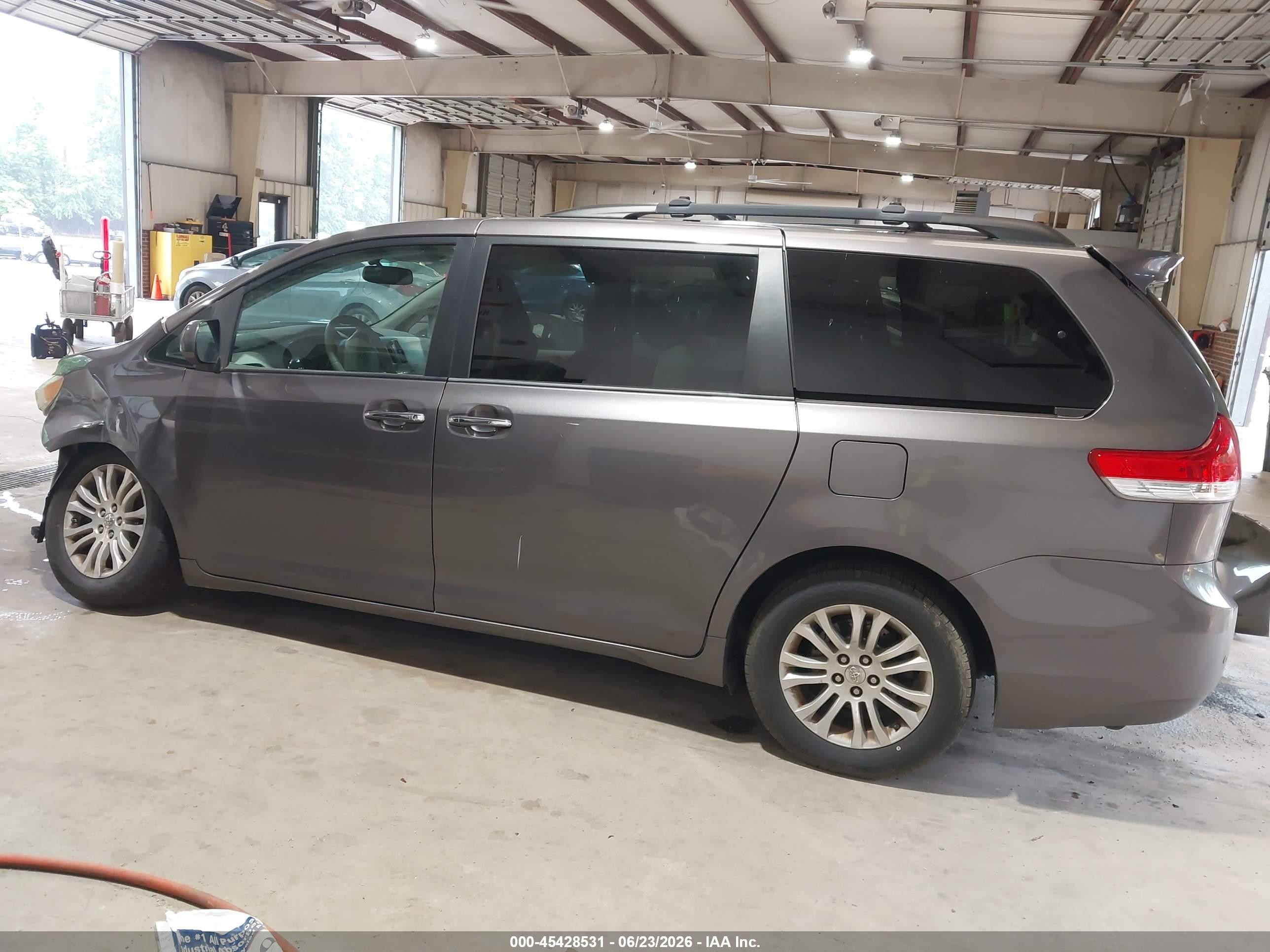 2014 Toyota Sienna Xle V6 8 Passenger Gray vin: 5TDYK3DC5ES419923