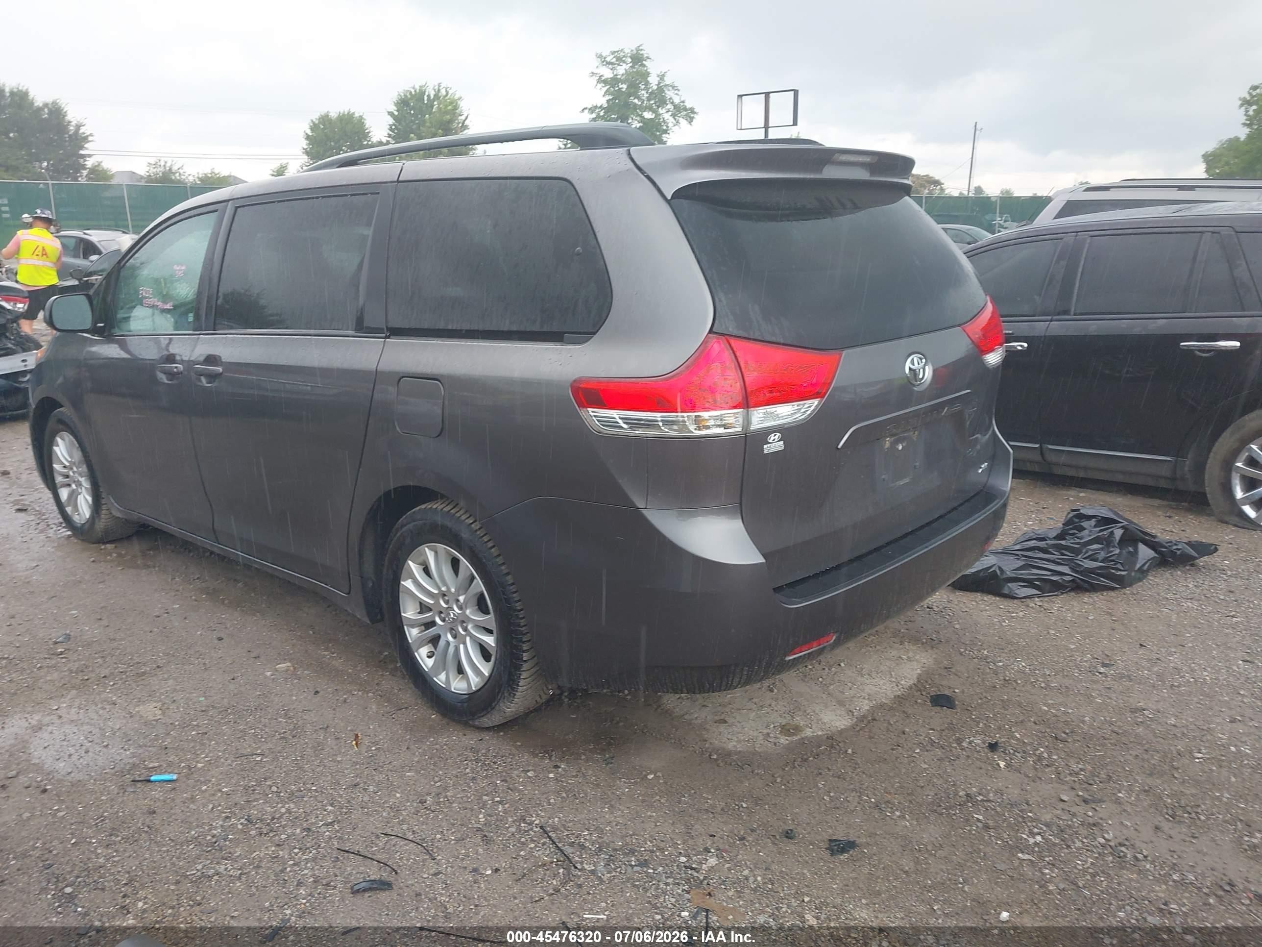 2014 Toyota Sienna Xle V6 8 Passenger Gray vin: 5TDYK3DC5ES438570
