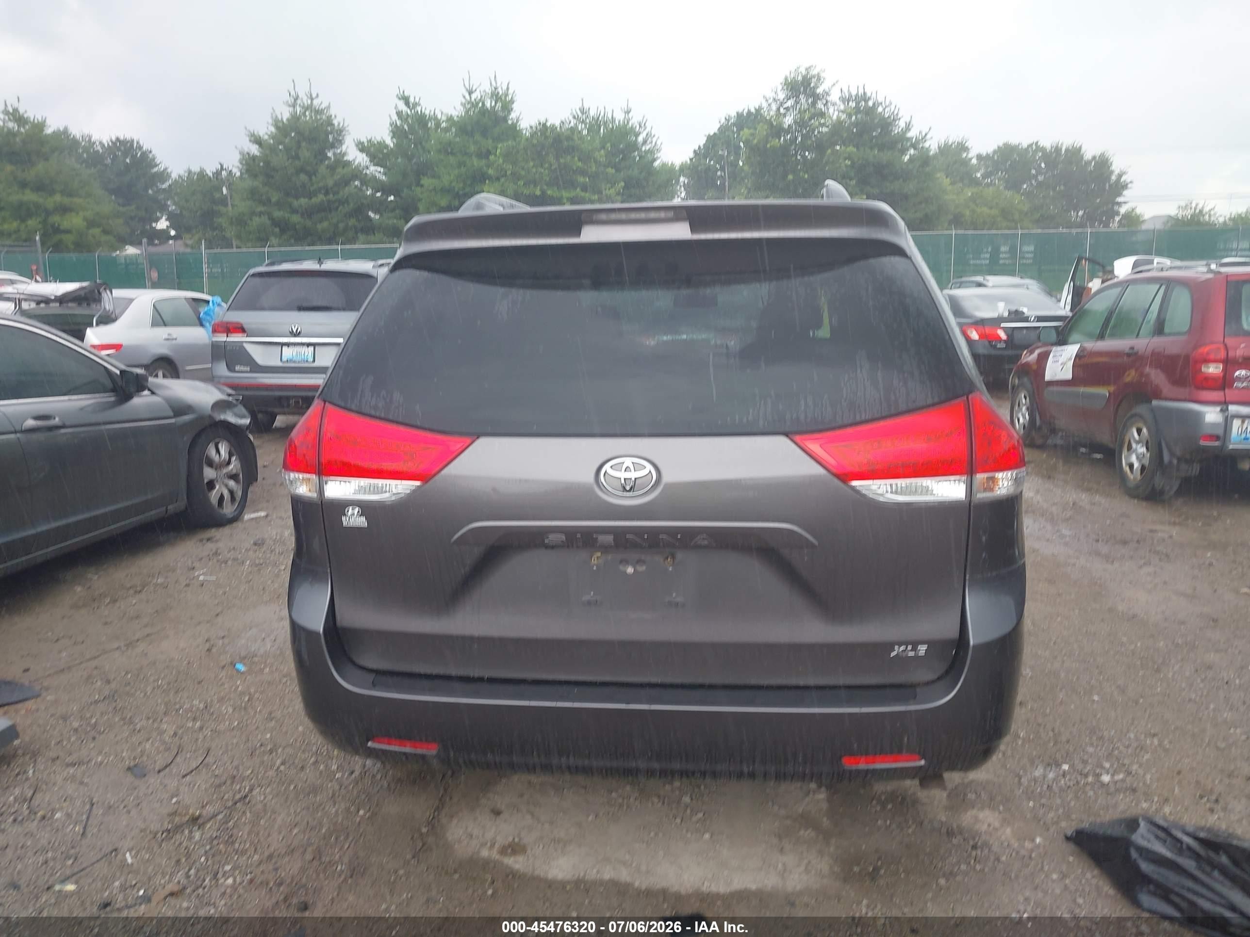 2014 Toyota Sienna Xle V6 8 Passenger Gray vin: 5TDYK3DC5ES438570