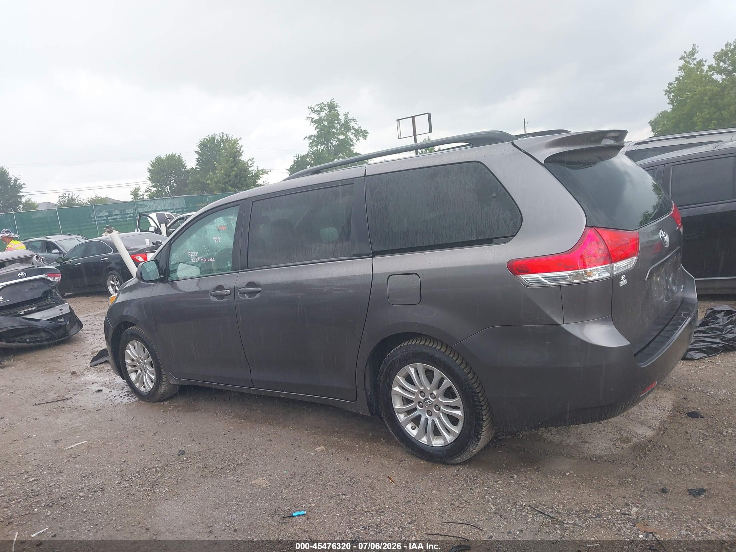 2014 Toyota Sienna Xle V6 8 Passenger Gray vin: 5TDYK3DC5ES438570