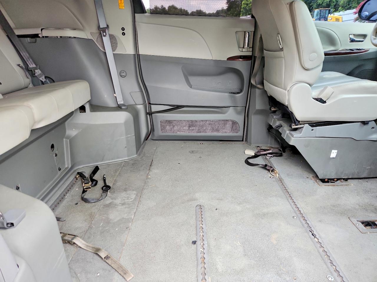 2014 Toyota Sienna Xle 8-passenger Burgundy vin: 5TDYK3DC5ES455935