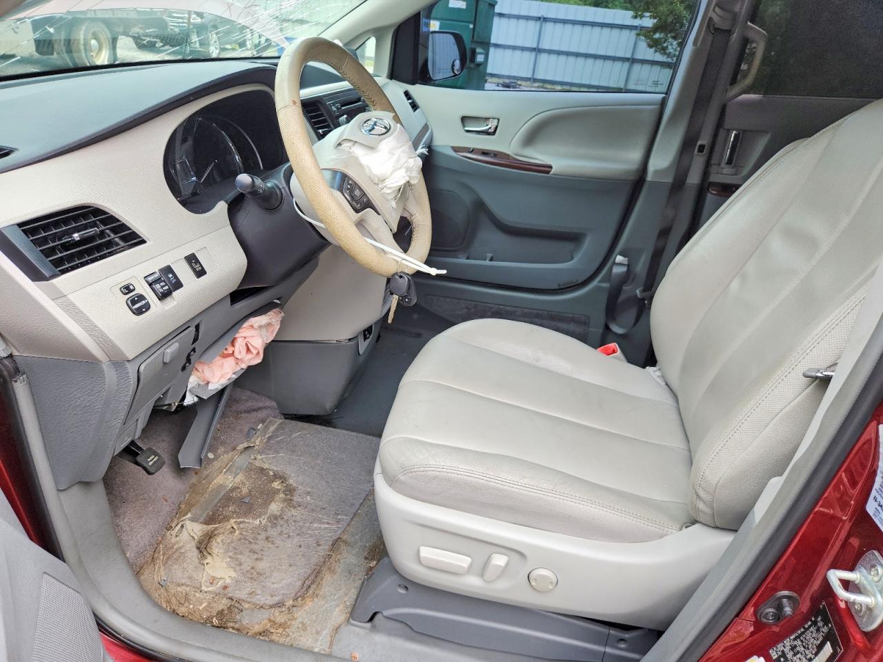 2014 Toyota Sienna Xle 8-passenger Burgundy vin: 5TDYK3DC5ES455935