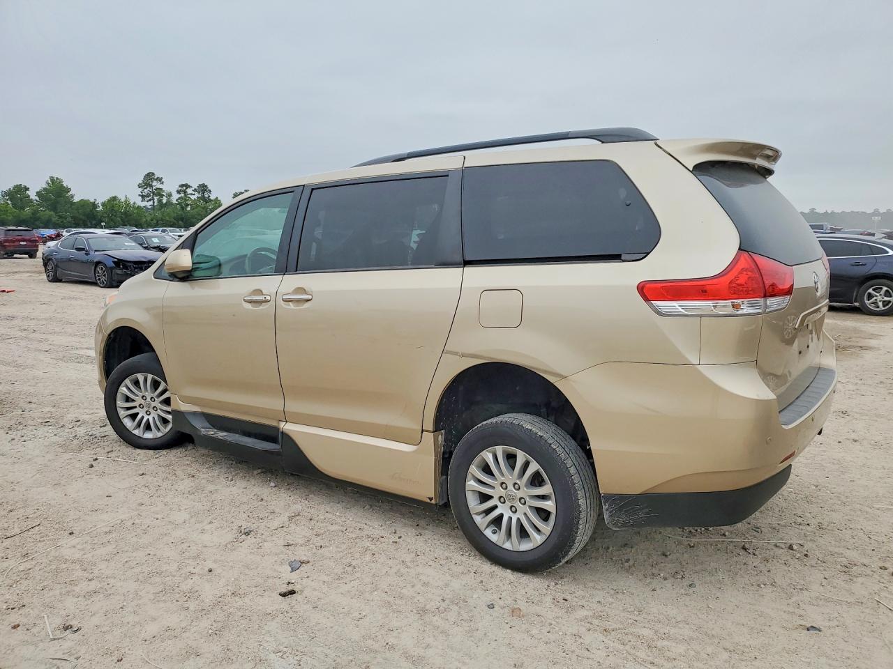 2014 Toyota Sienna Xle 8-passenger Gold vin: 5TDYK3DC5ES455966