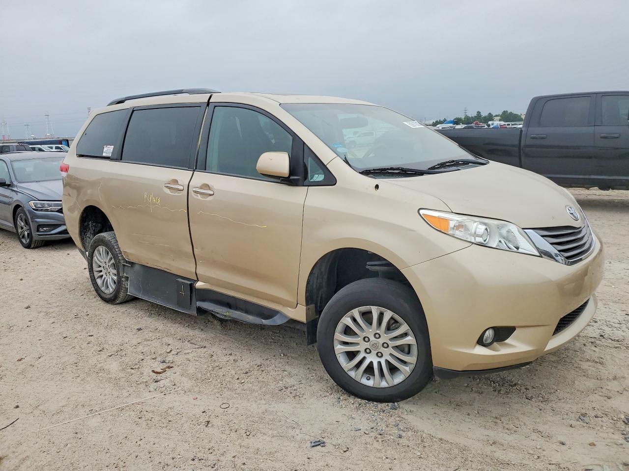 2014 Toyota Sienna Xle 8-passenger Gold vin: 5TDYK3DC5ES455966