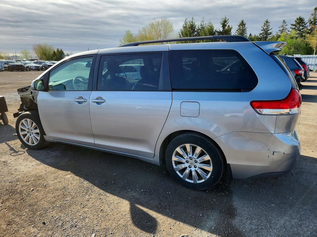 2014 Toyota Sienna Xle 8-passenger Silver vin: 5TDYK3DC5ES466062