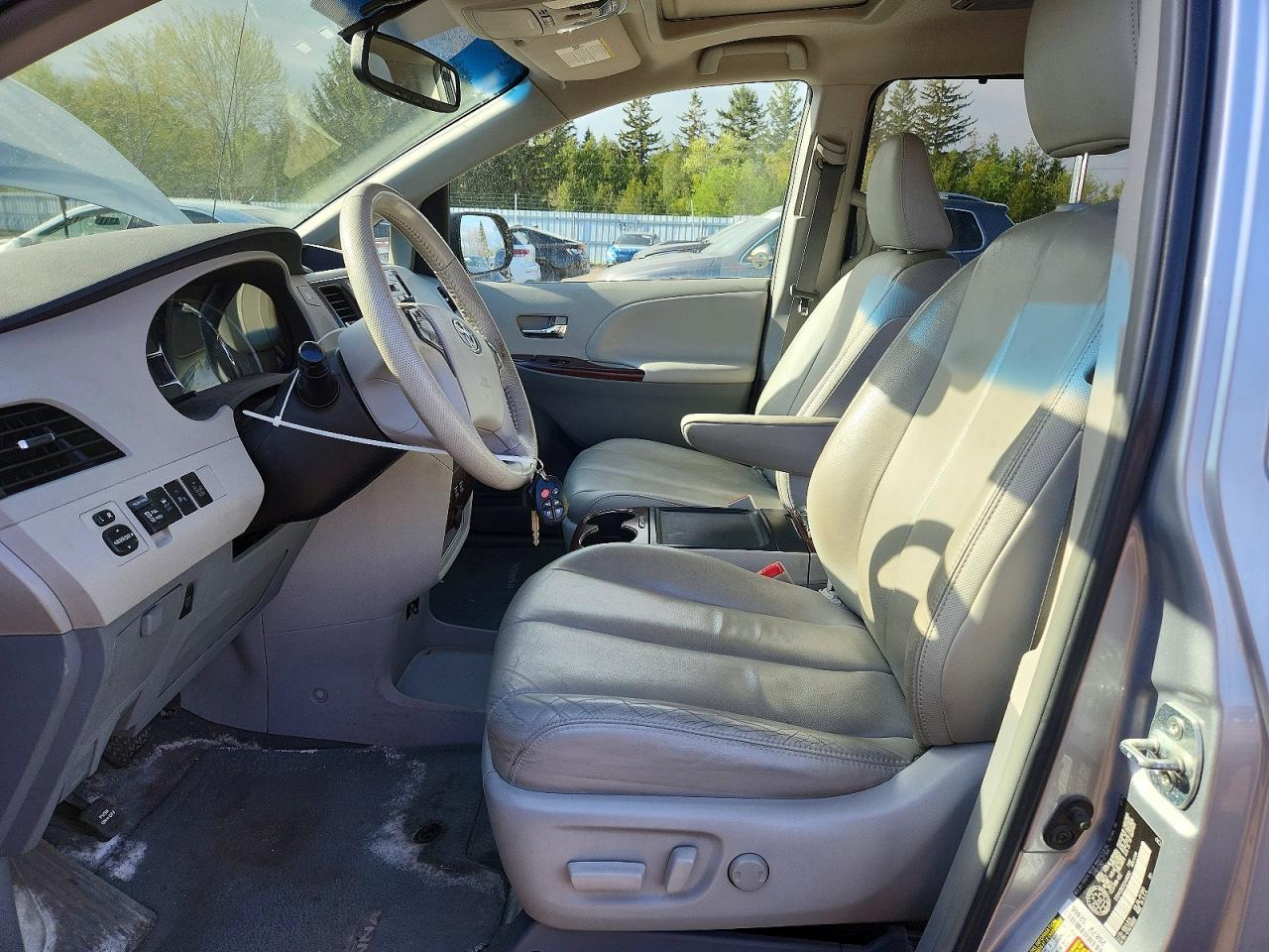 2014 Toyota Sienna Xle 8-passenger Silver vin: 5TDYK3DC5ES466062