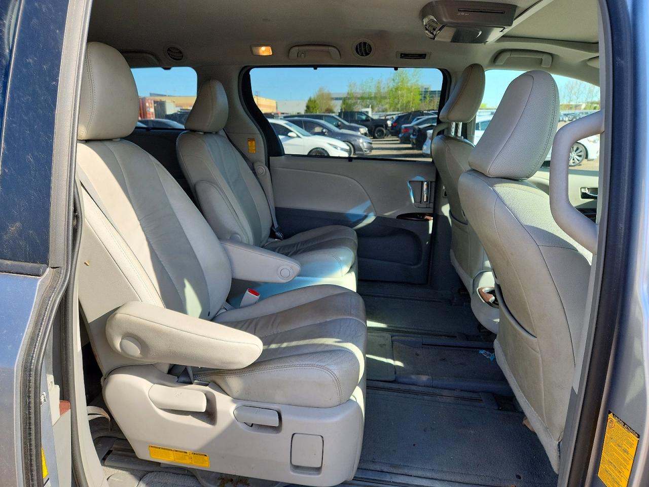 2014 Toyota Sienna Xle 8-passenger Silver vin: 5TDYK3DC5ES466062